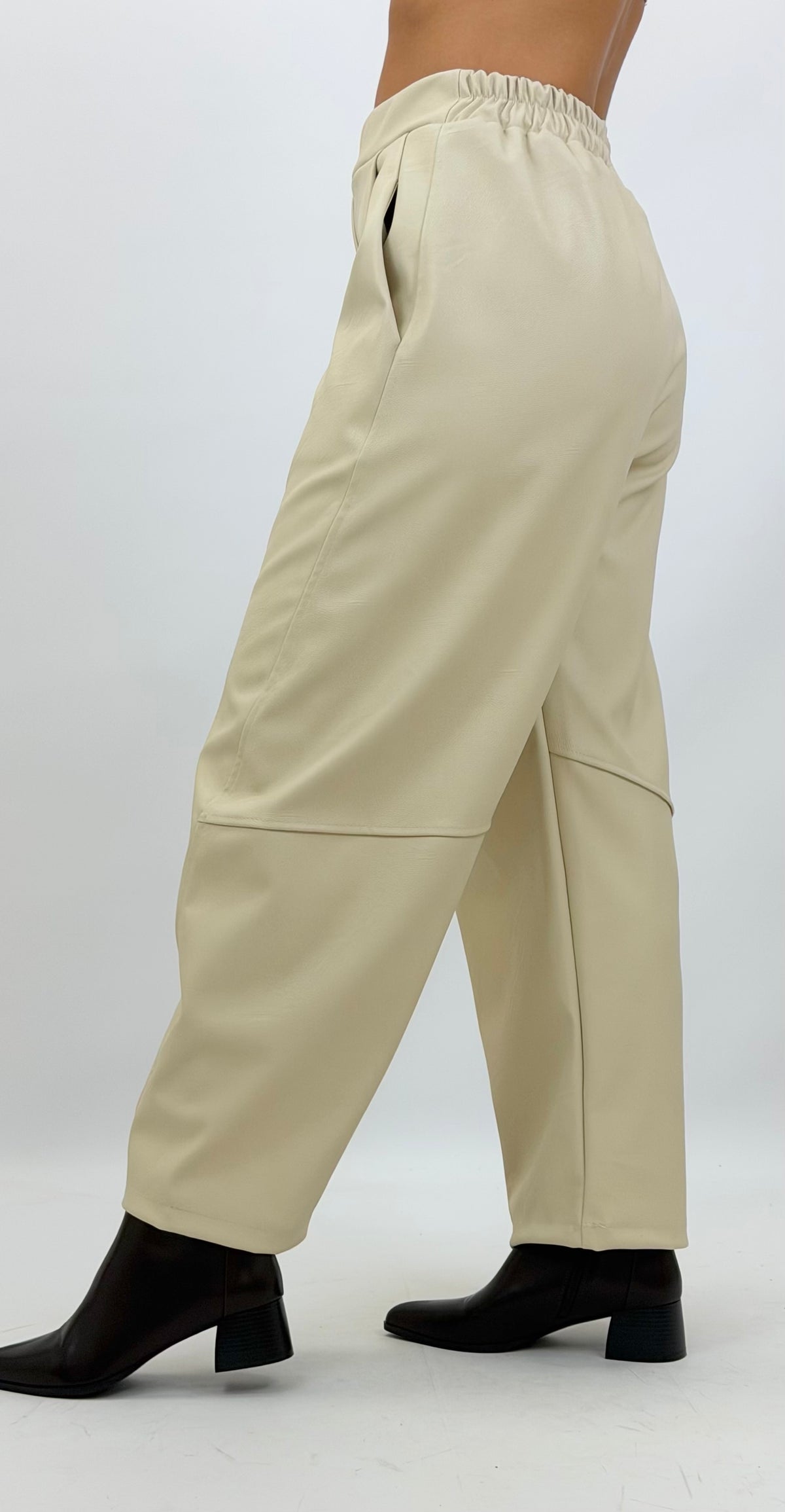 Calça corte mom-fit eco-pele creme