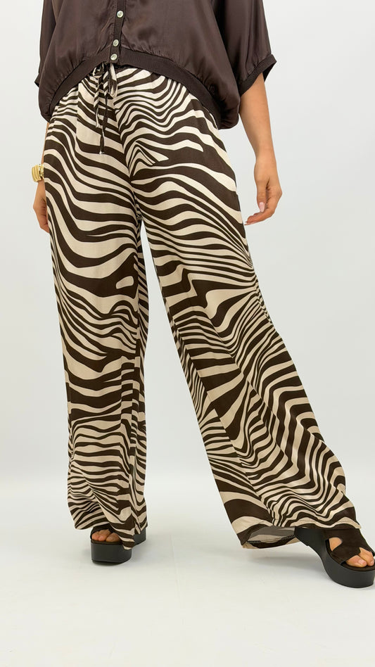 Calça acetinada estampado zebra castanho e bege