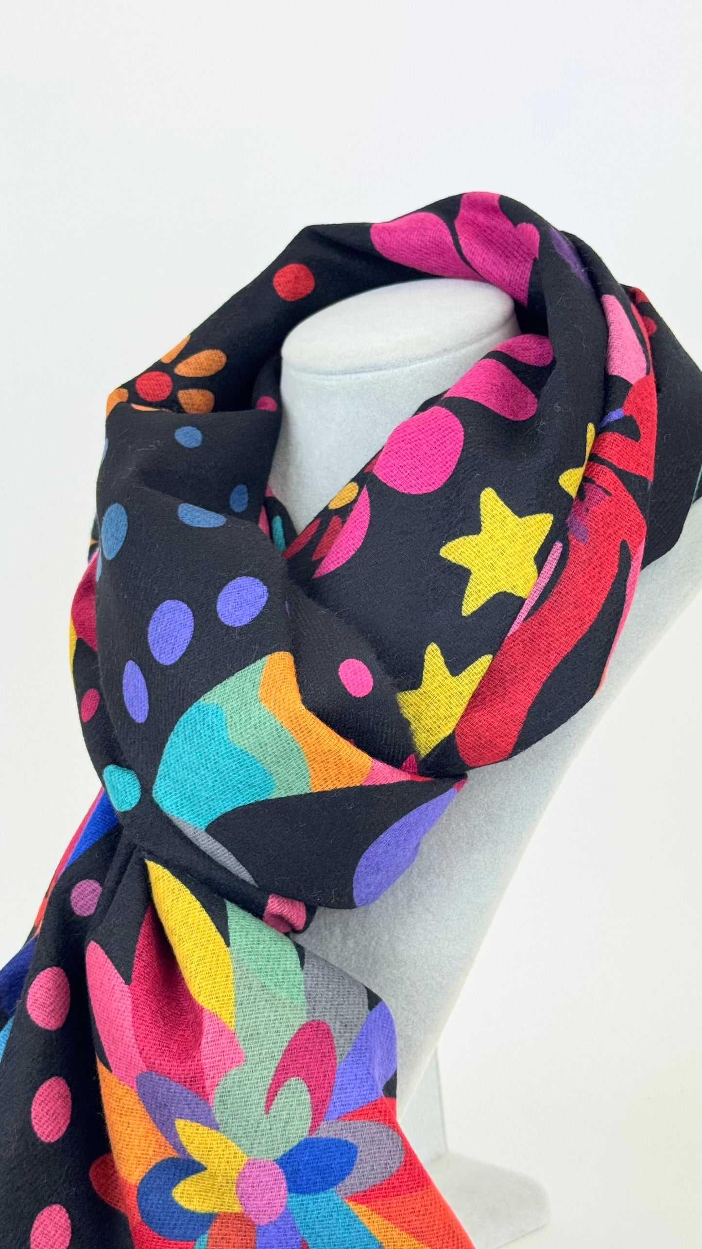 Écharpe fundo preto desenhos coloridos