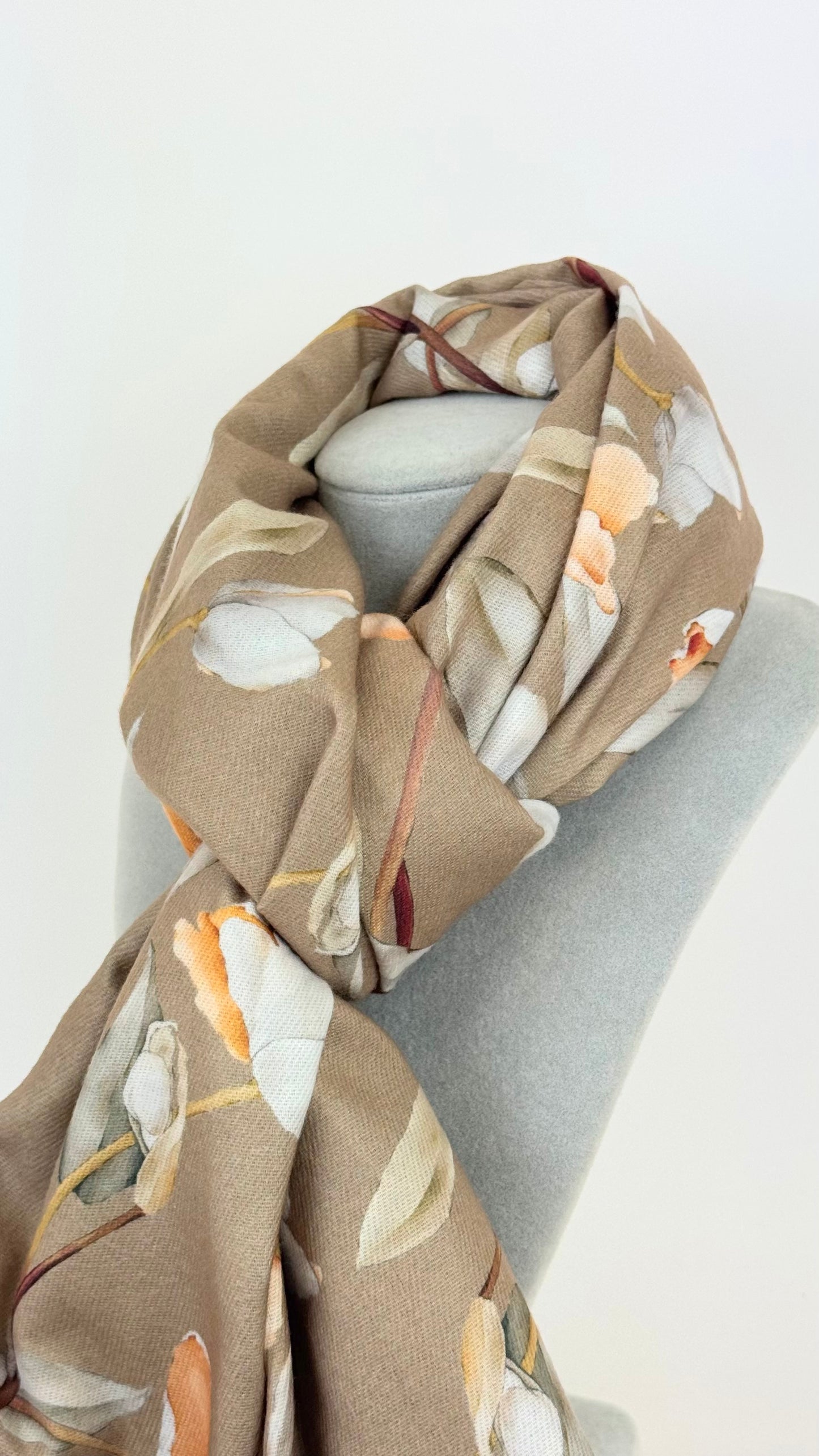 Écharpe fundo bege desenhos florais