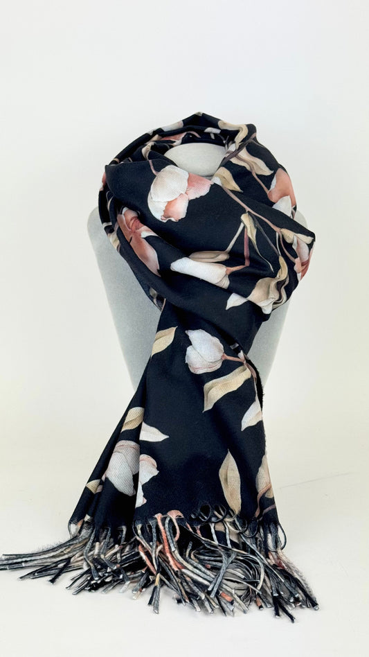 Écharpe fundo preto desenhos florais