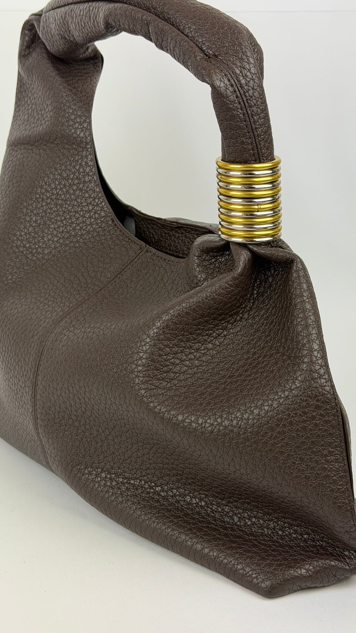 Carteira/saco eco-pele castanho com argolas metalizadas