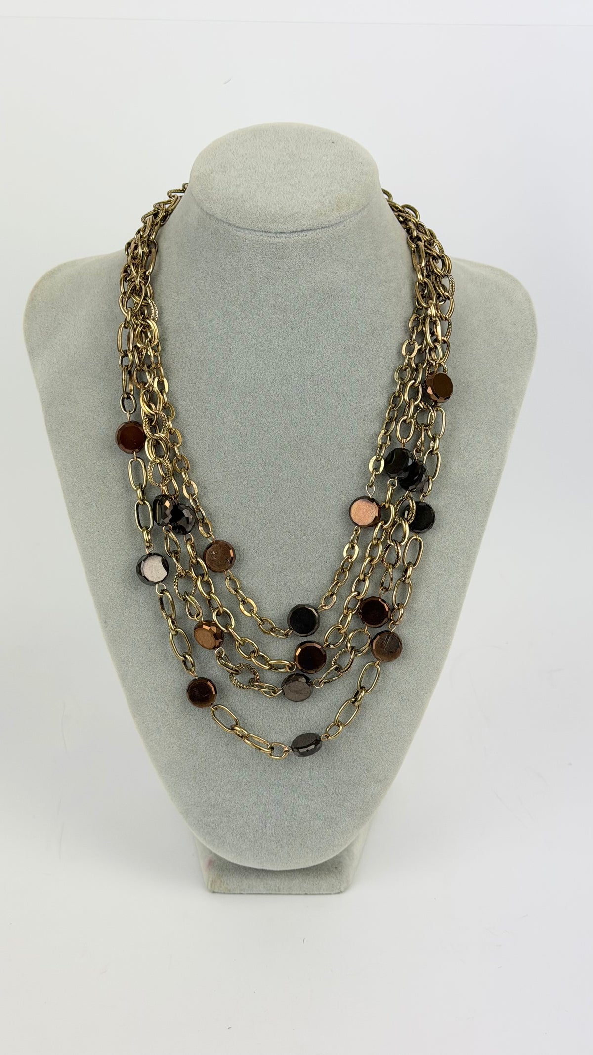 Colar correntes douradas pedras tons bronze e chumbo