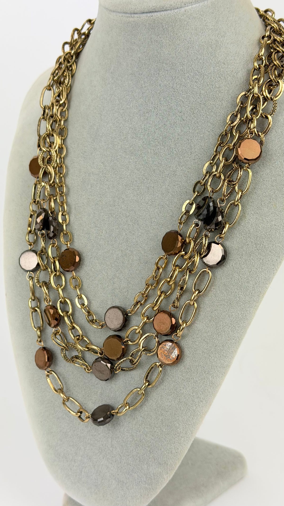 Colar correntes douradas pedras tons bronze e chumbo