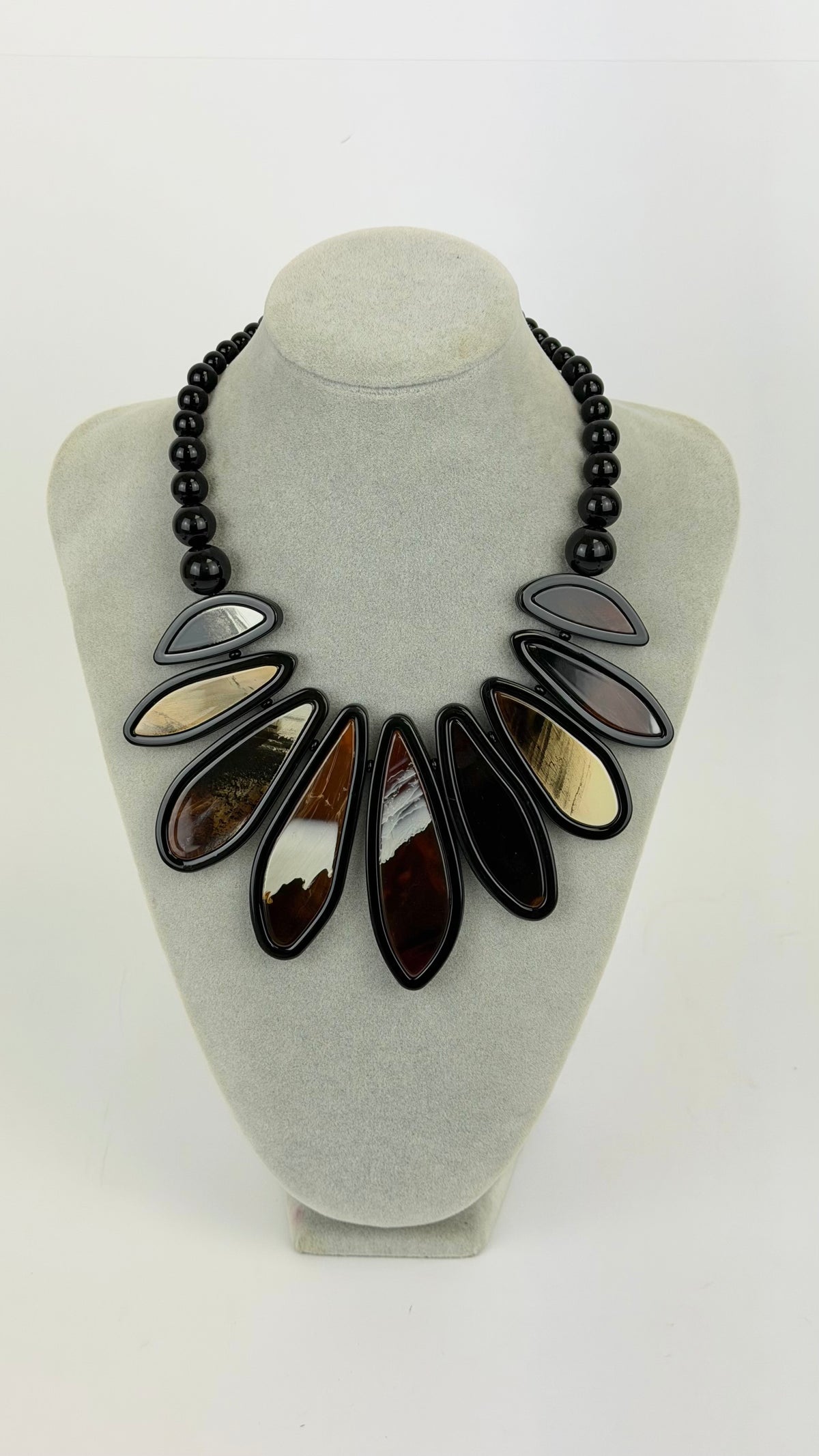 Colar tons preto e camel