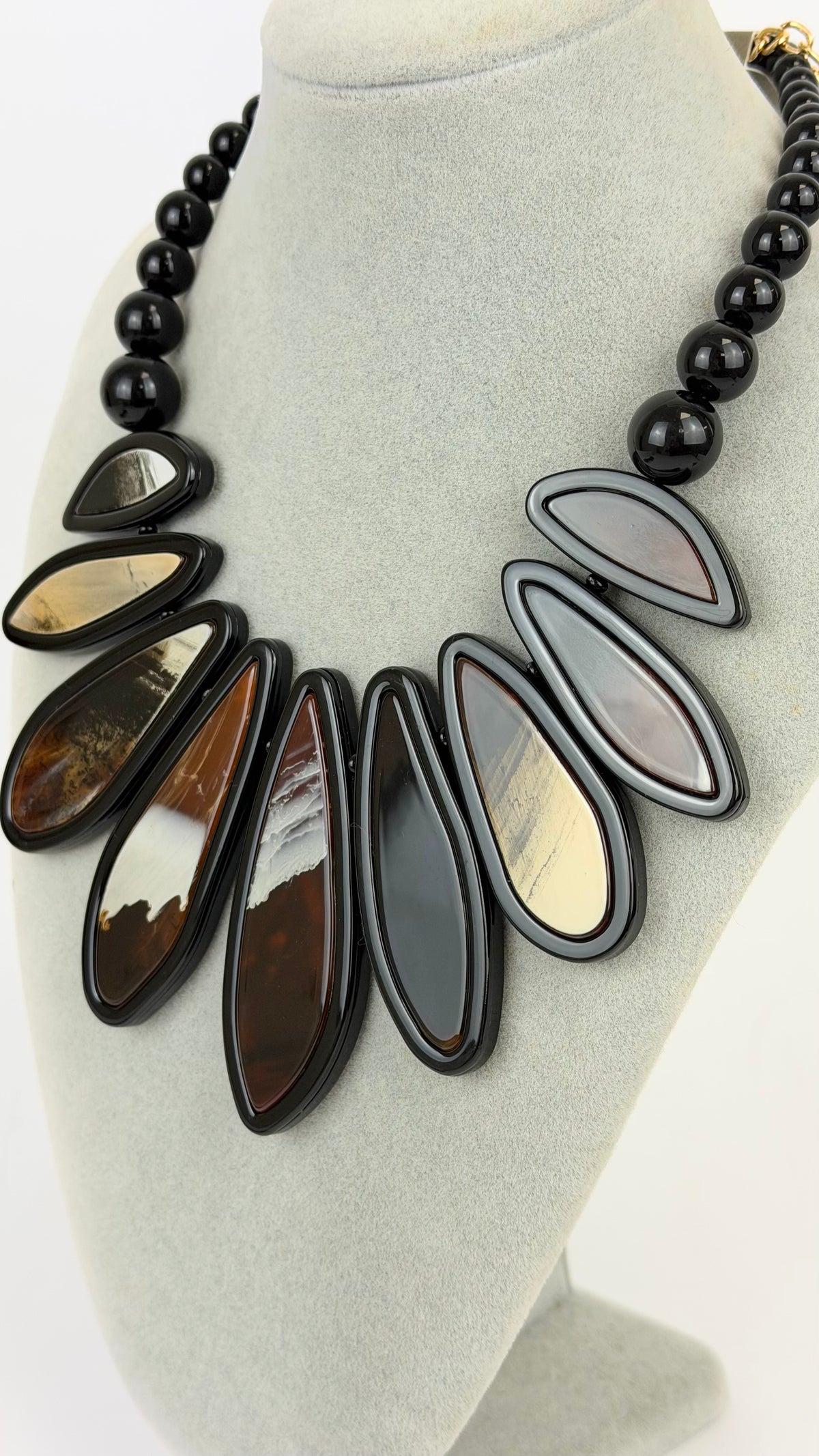 Colar tons preto e camel