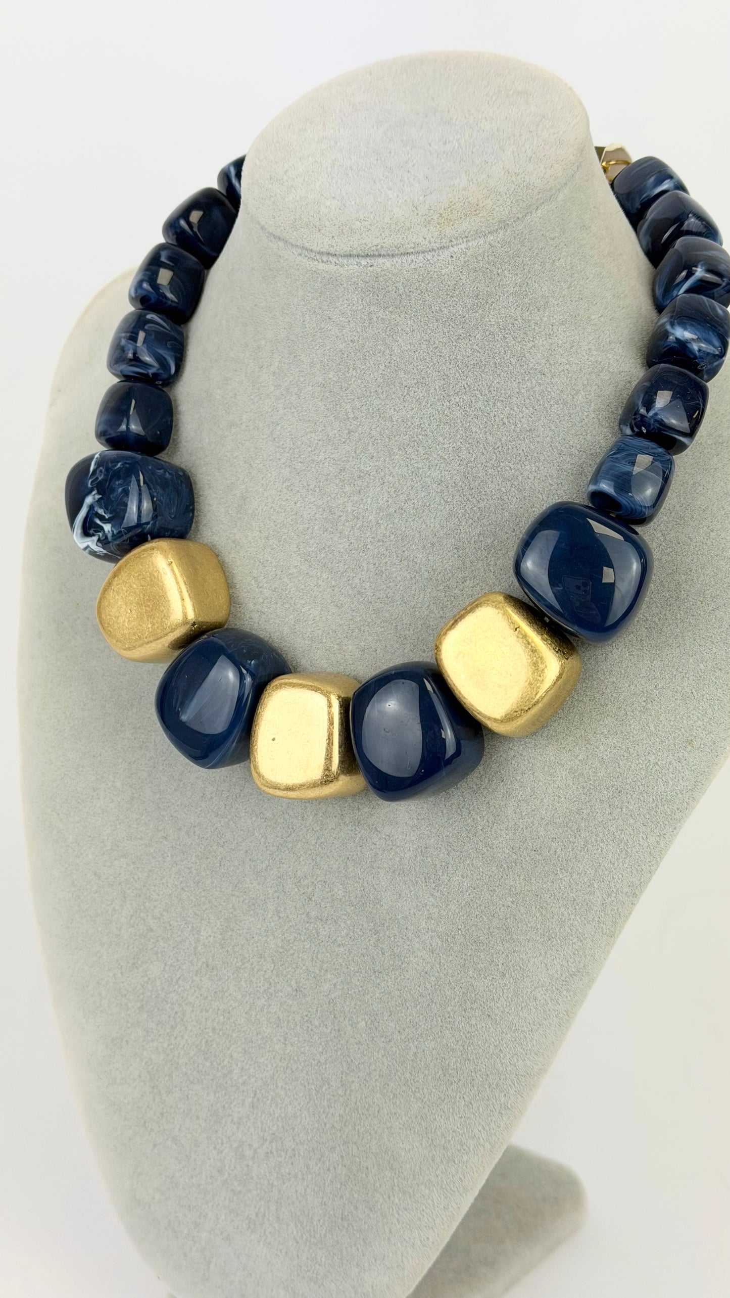 Colar acrílicos quadrados azul-marinho e dourado