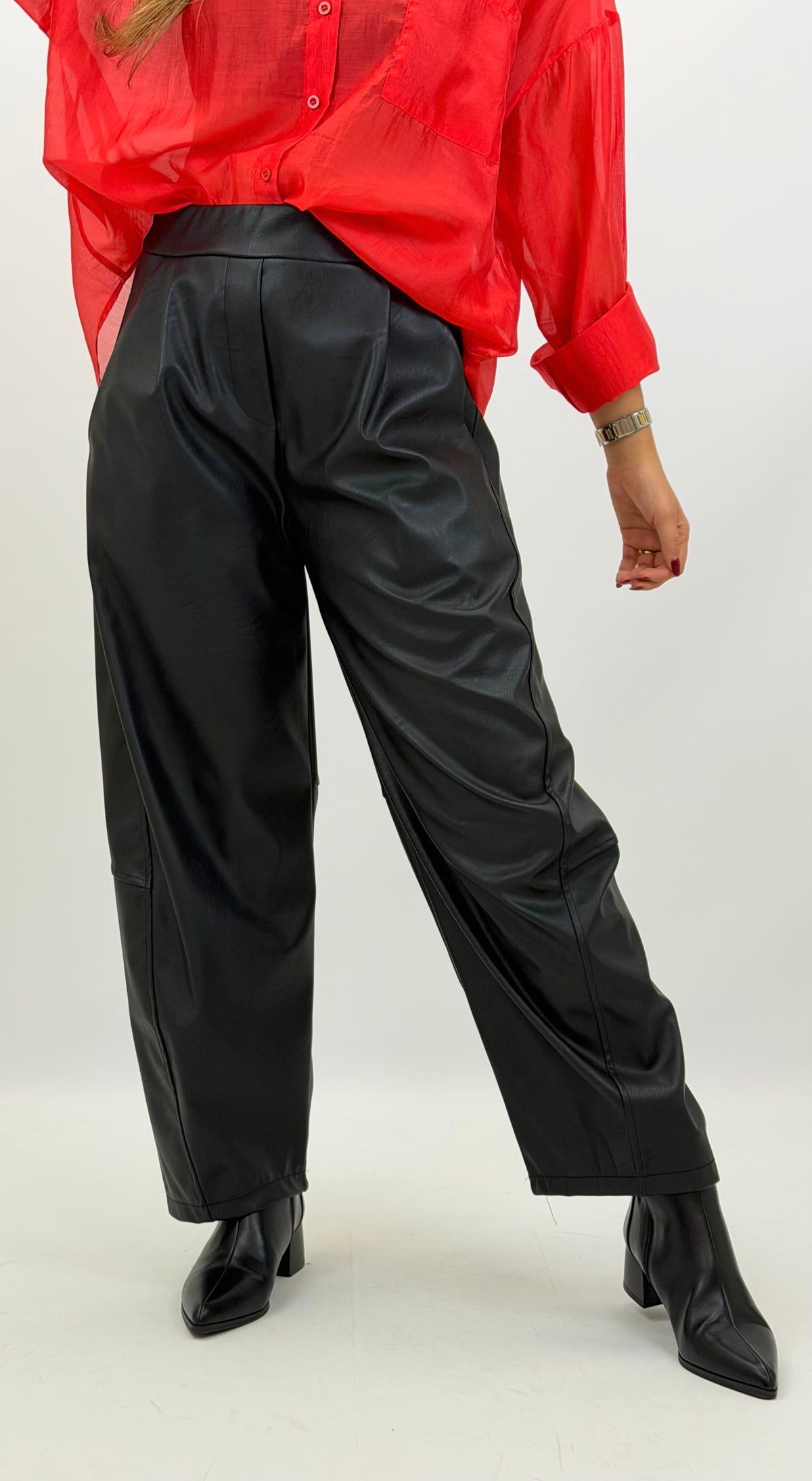 Calça corte mom-fit eco-pele preto