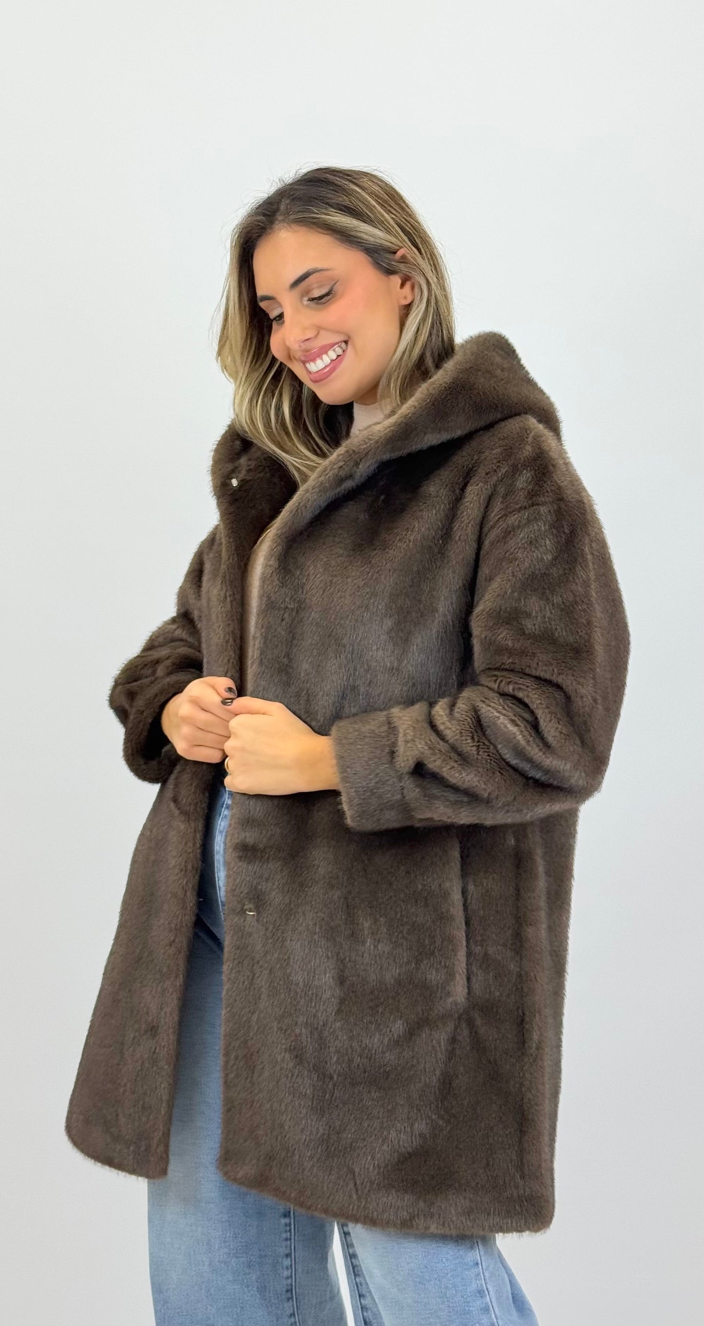 Casaco pêlo sintético com capuz castanho