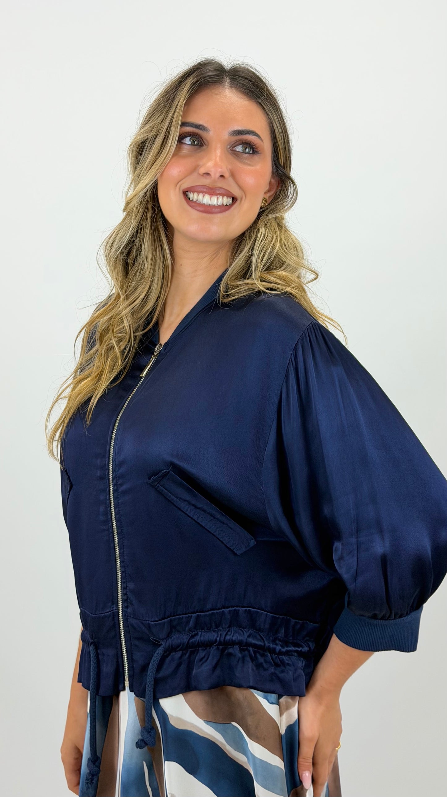 Bomber acetinado azul-marinho