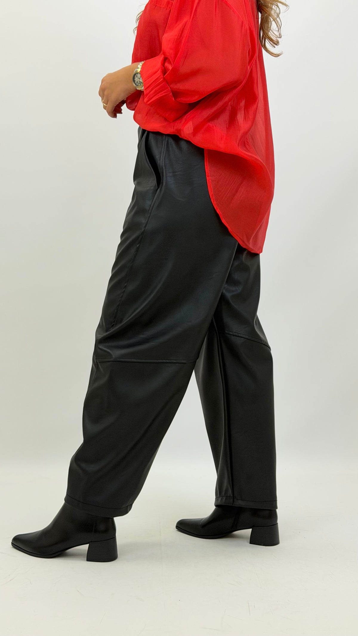 Calça corte mom-fit eco-pele preto