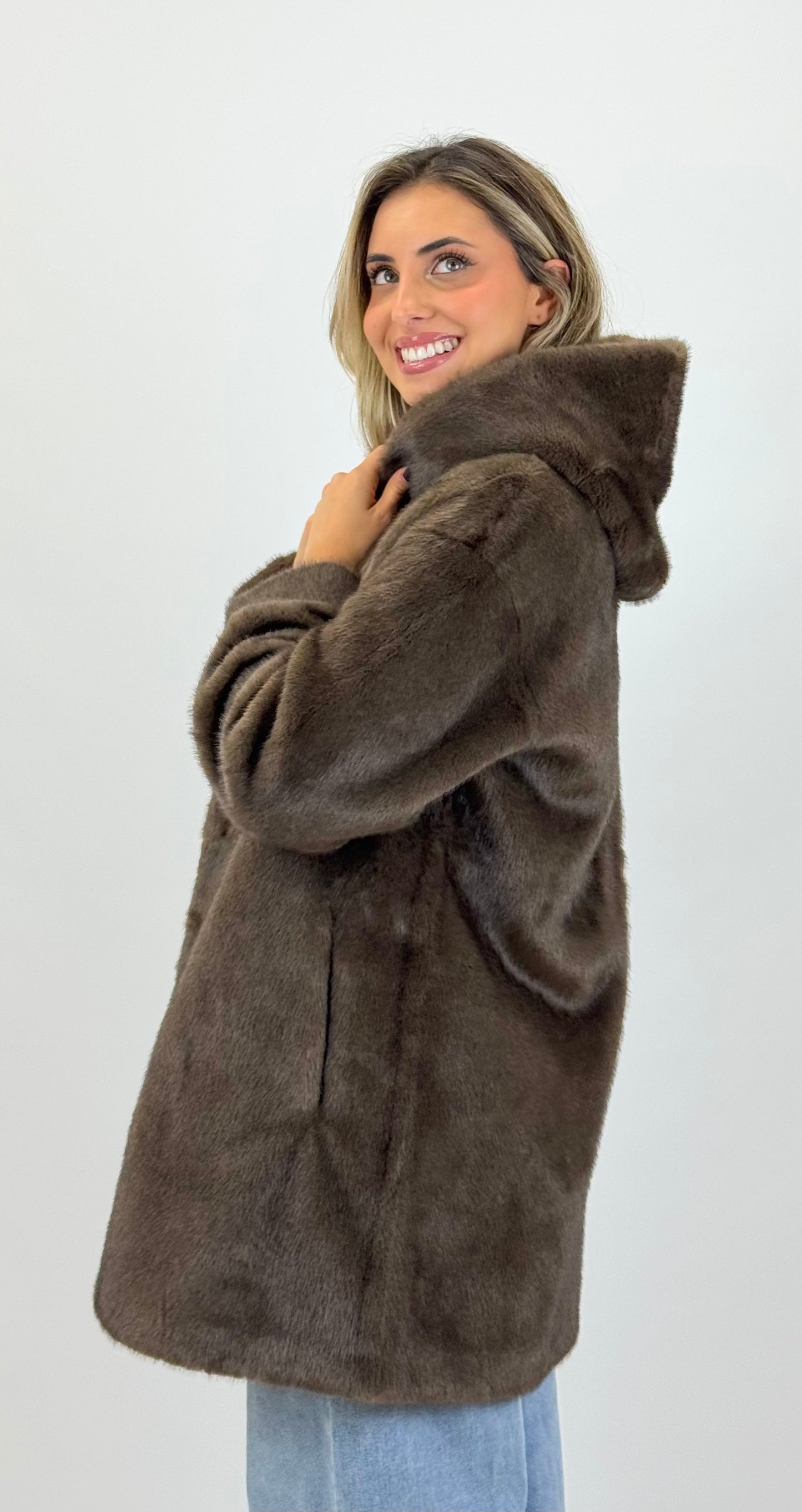 Casaco pêlo sintético com capuz castanho