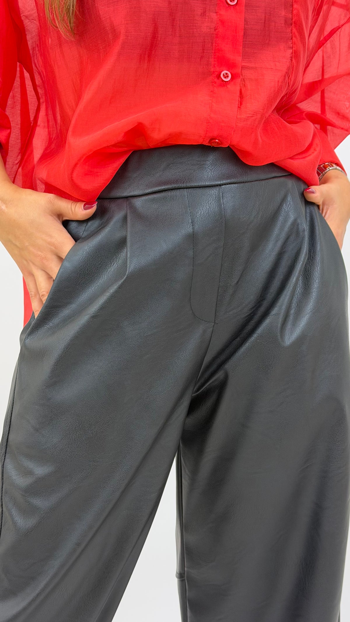 Calça corte mom-fit eco-pele preto