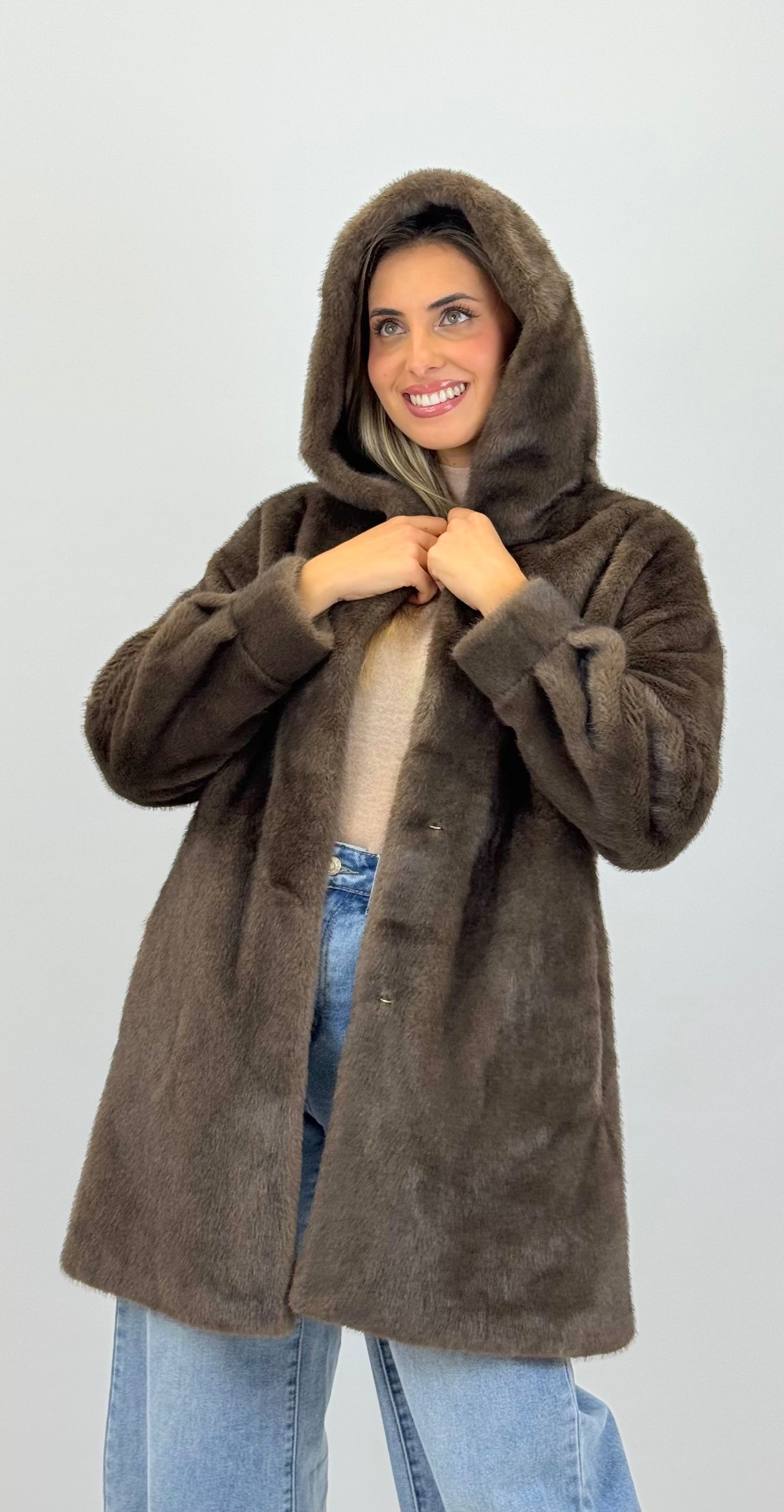 Casaco pêlo sintético com capuz castanho