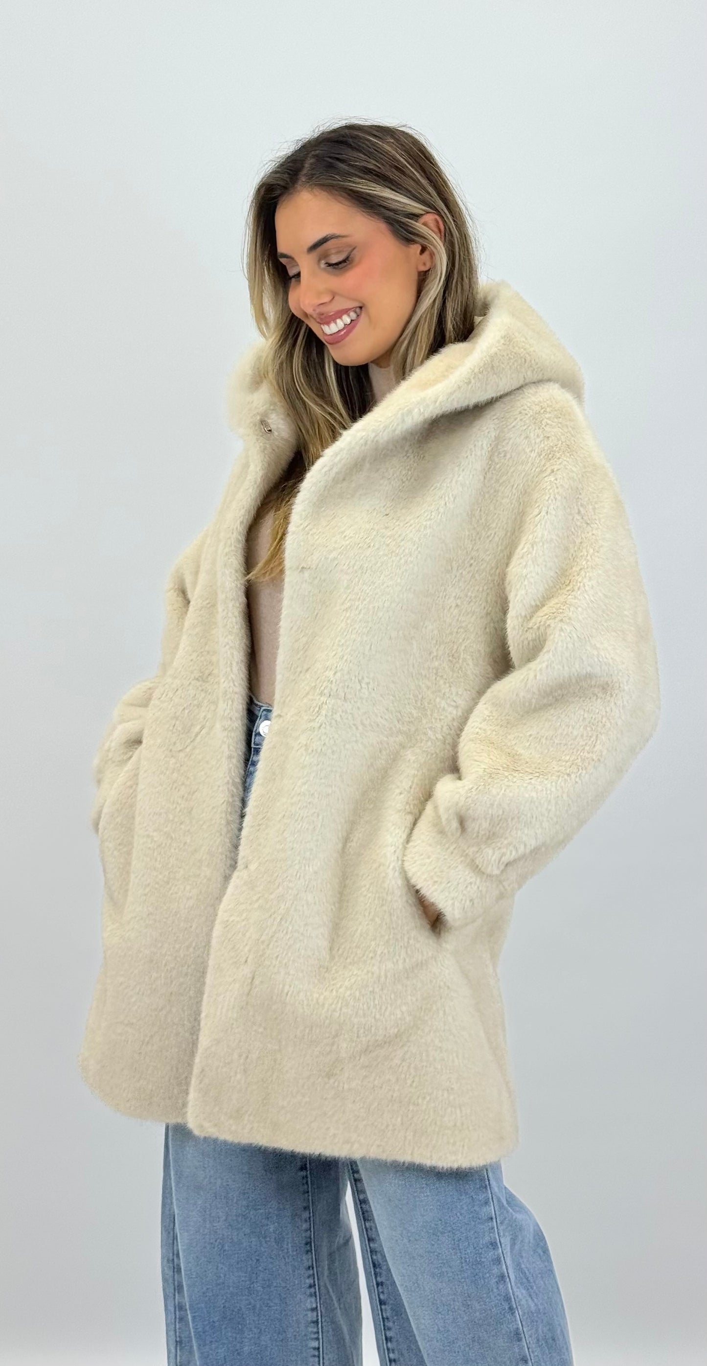 Casaco pêlo sintético com capuz pérola