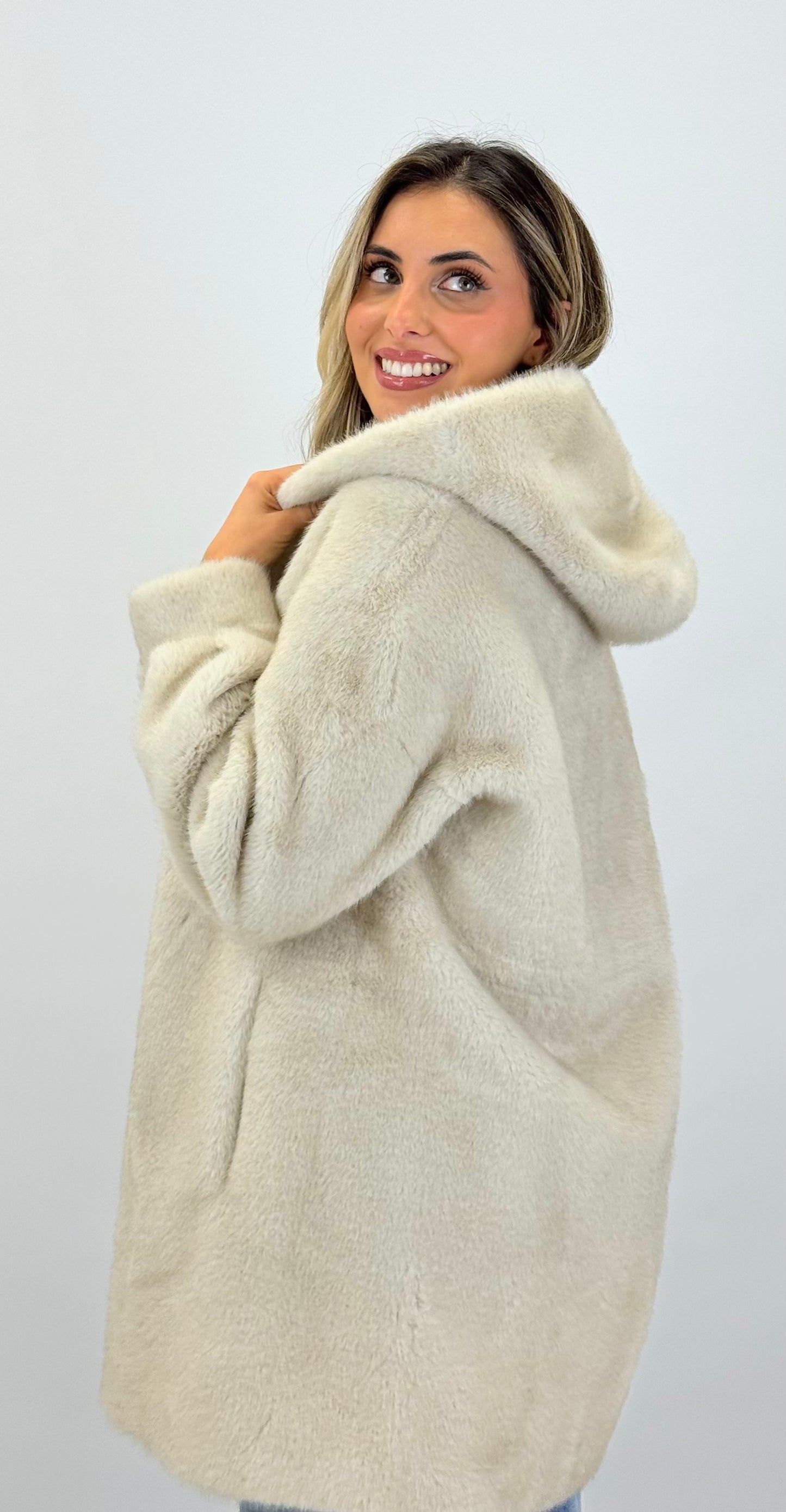 Casaco pêlo sintético com capuz pérola