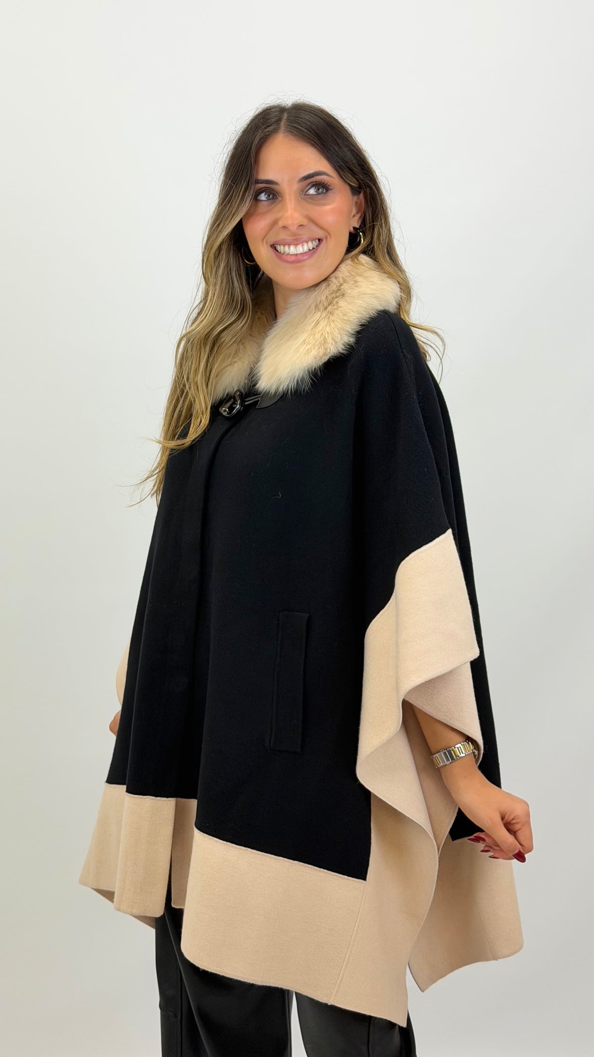 Capa/poncho malha preto e creme com pêlo na gola