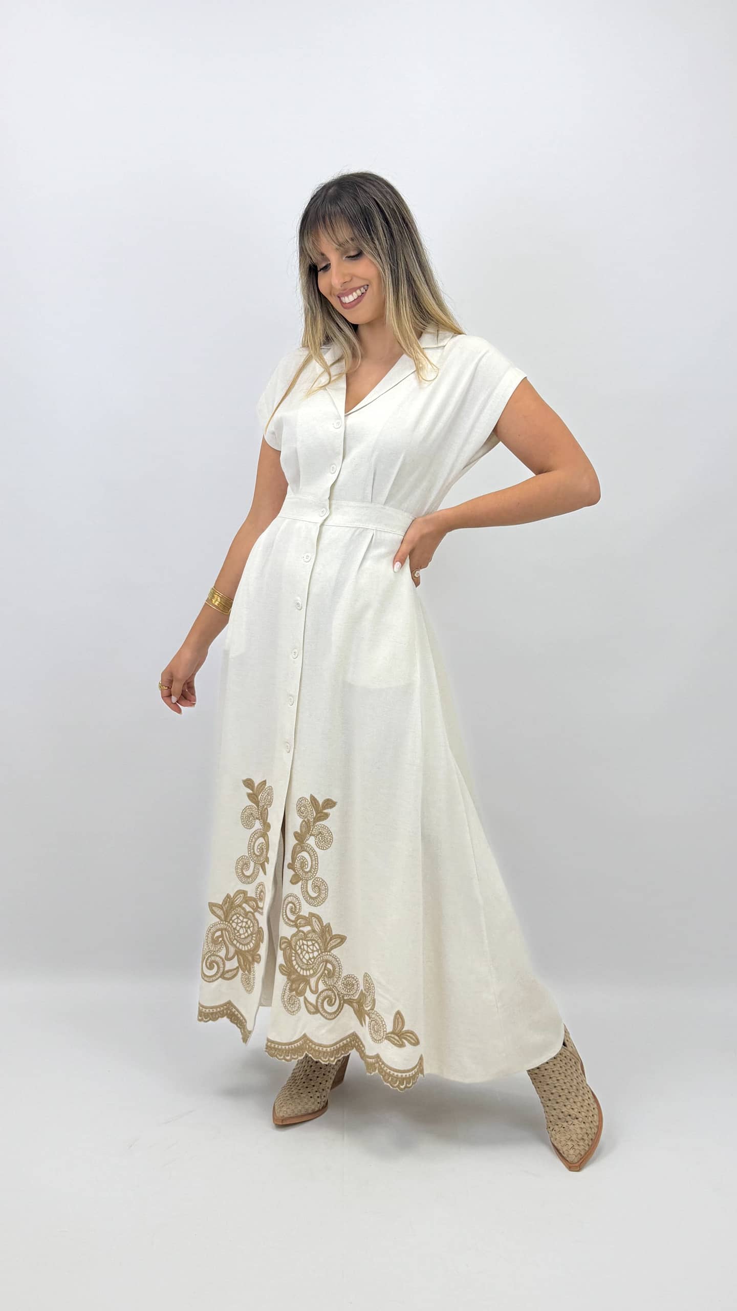 Vestido midi creme com bordados bege