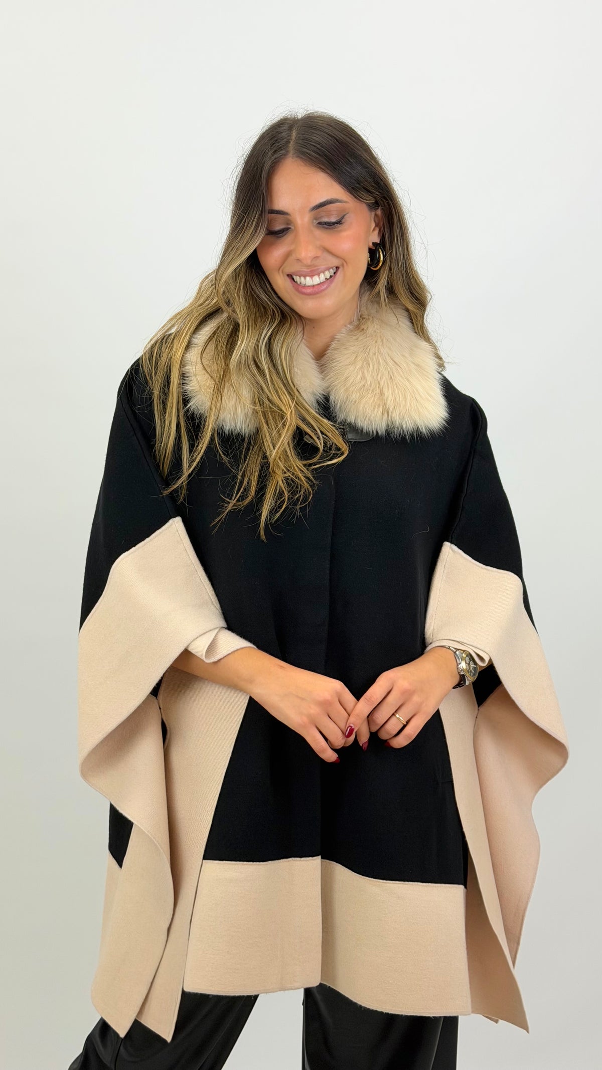 Capa/poncho malha preto e creme com pêlo na gola