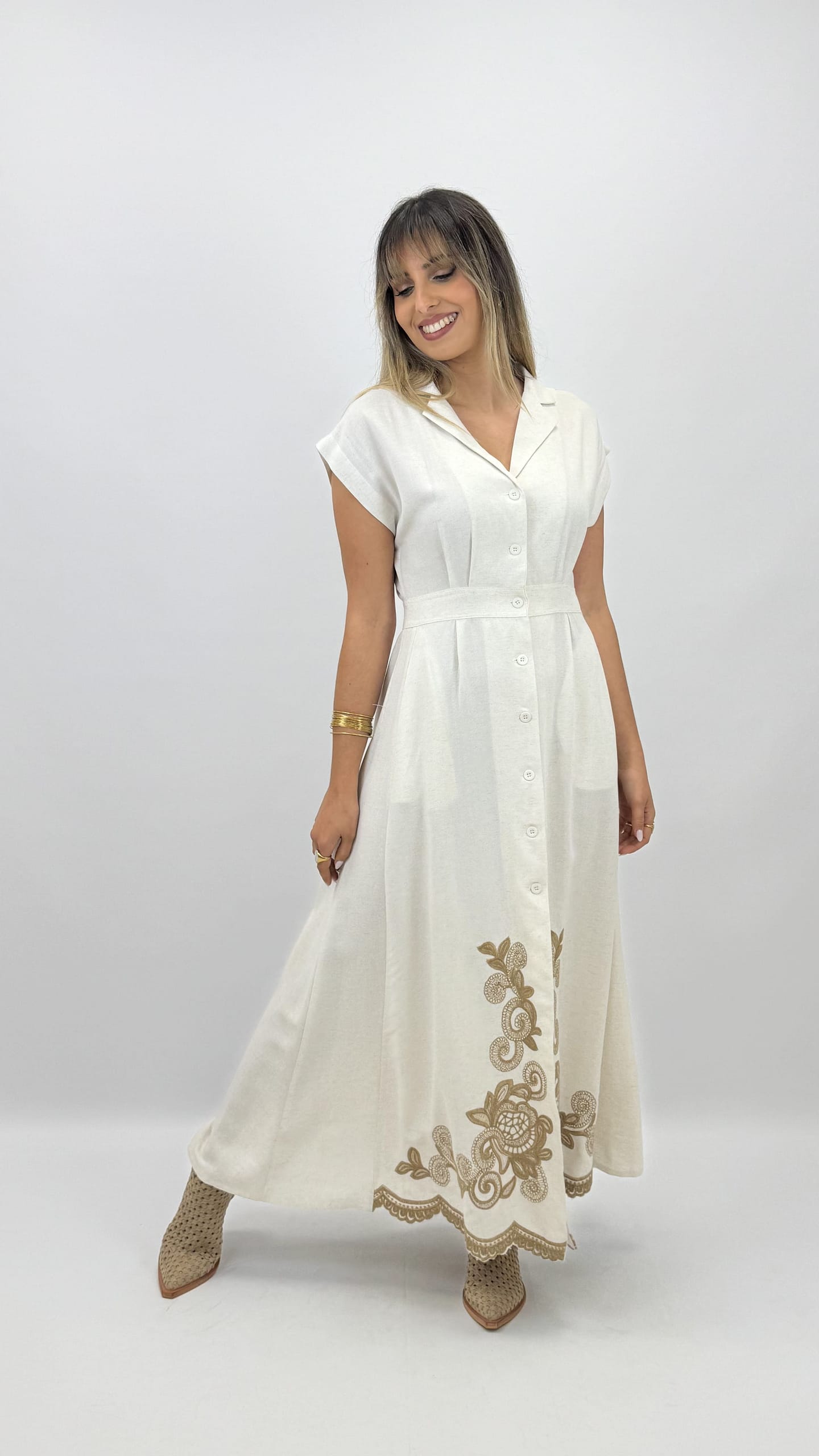 Vestido midi creme com bordados bege