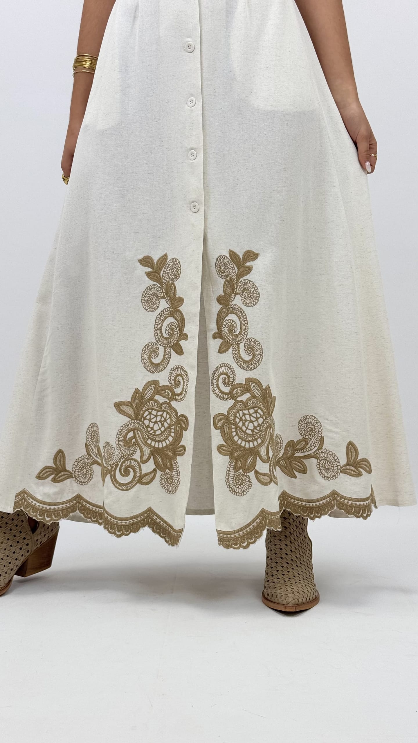 Vestido midi creme com bordados bege