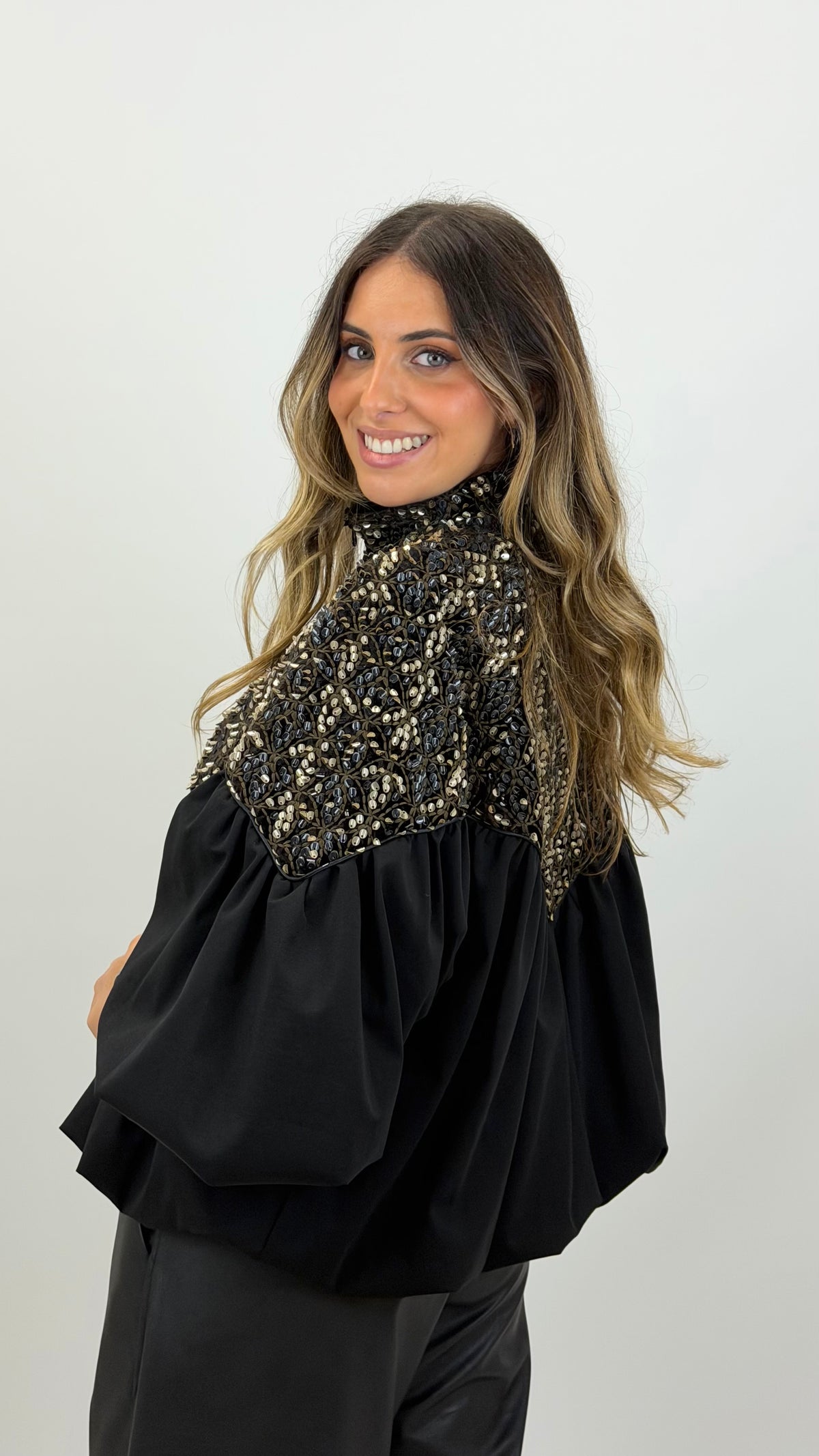Bomber malha preto lantejoulas assimétricas dourado