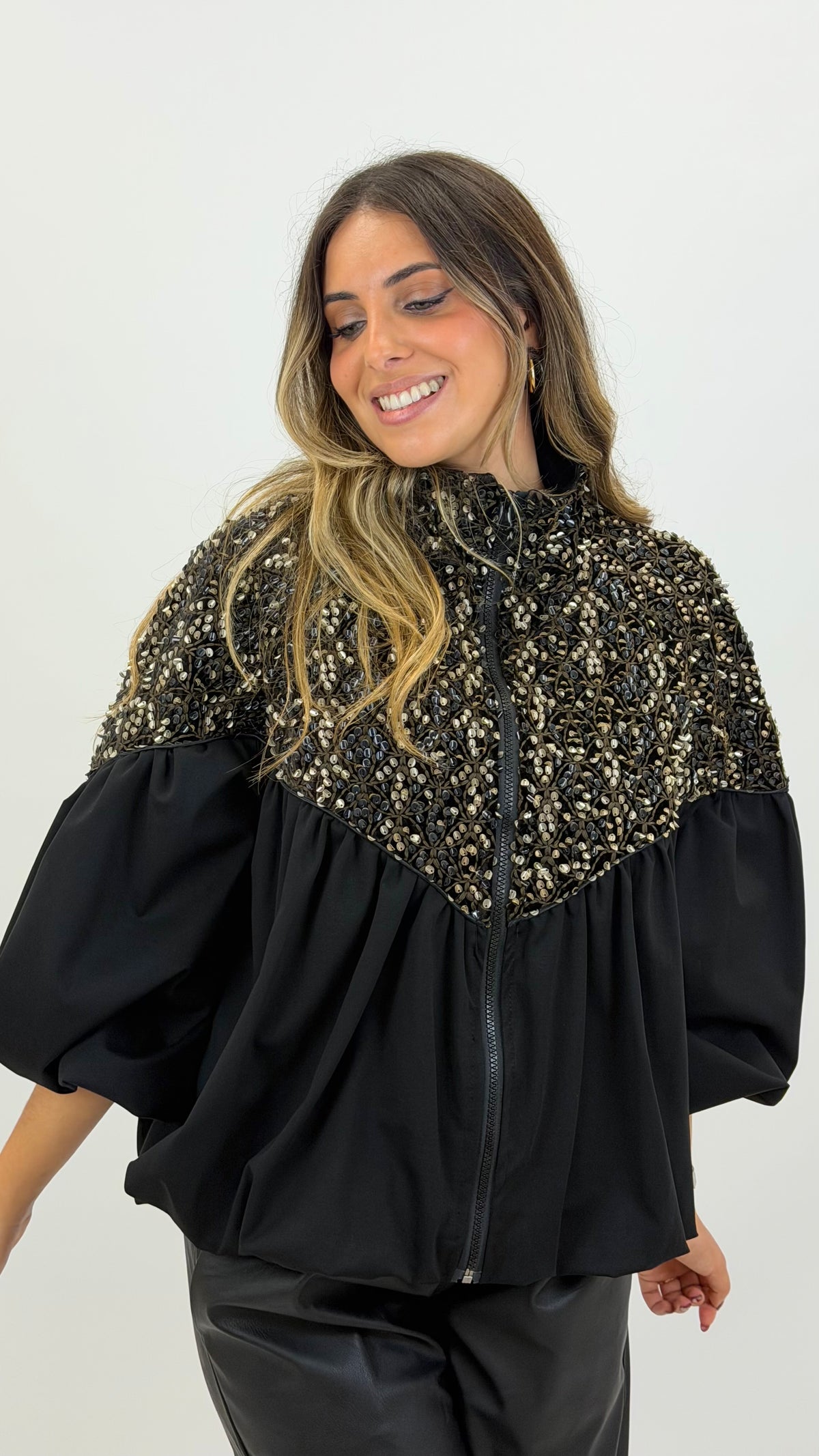 Bomber malha preto lantejoulas assimétricas dourado