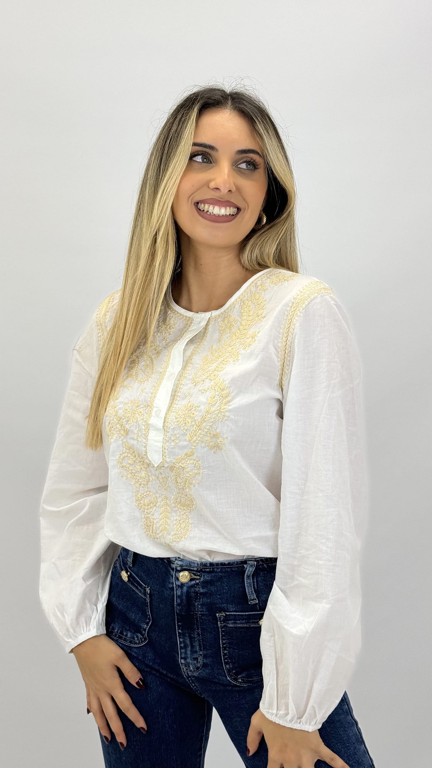Blusa branca com bordado bege