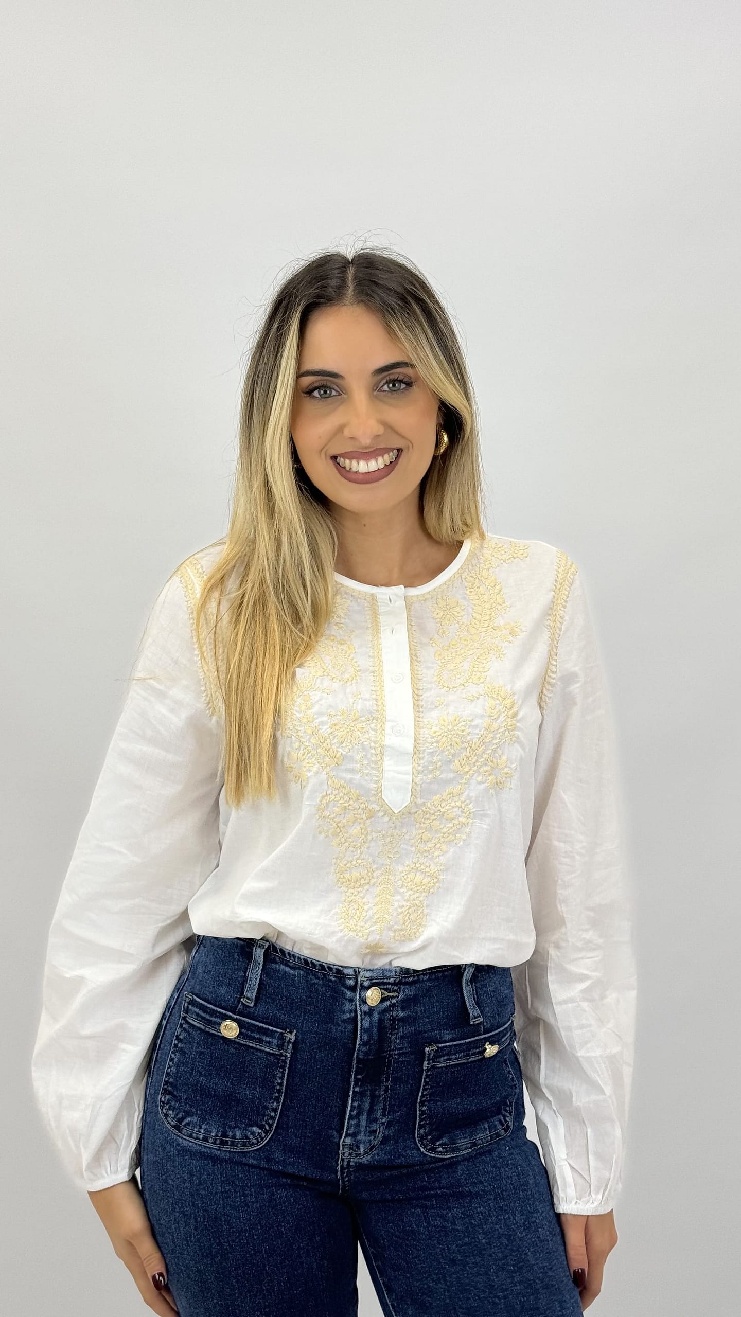 Blusa branca com bordado bege