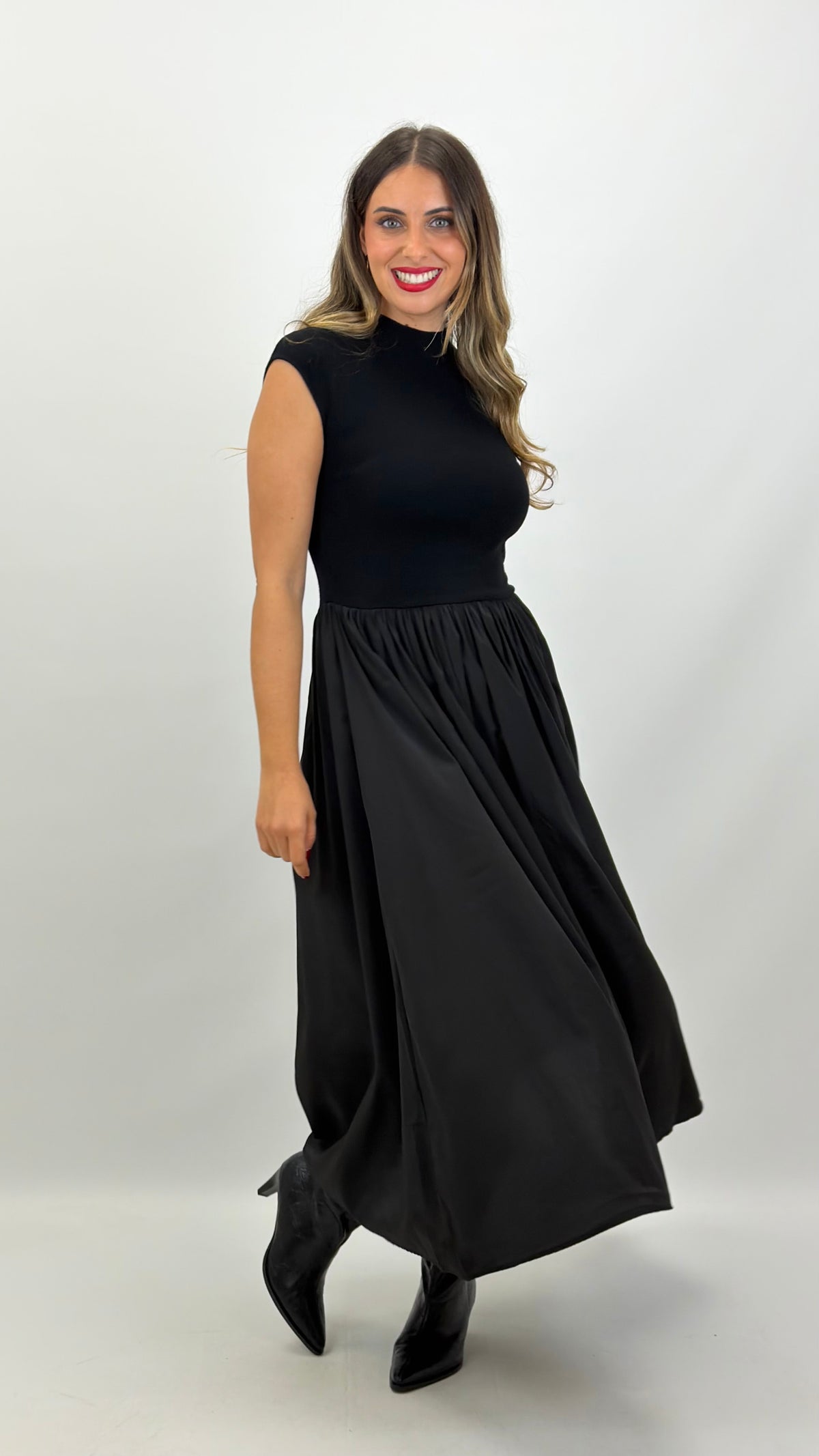 Vestido corpo malha e saia acetinada preto