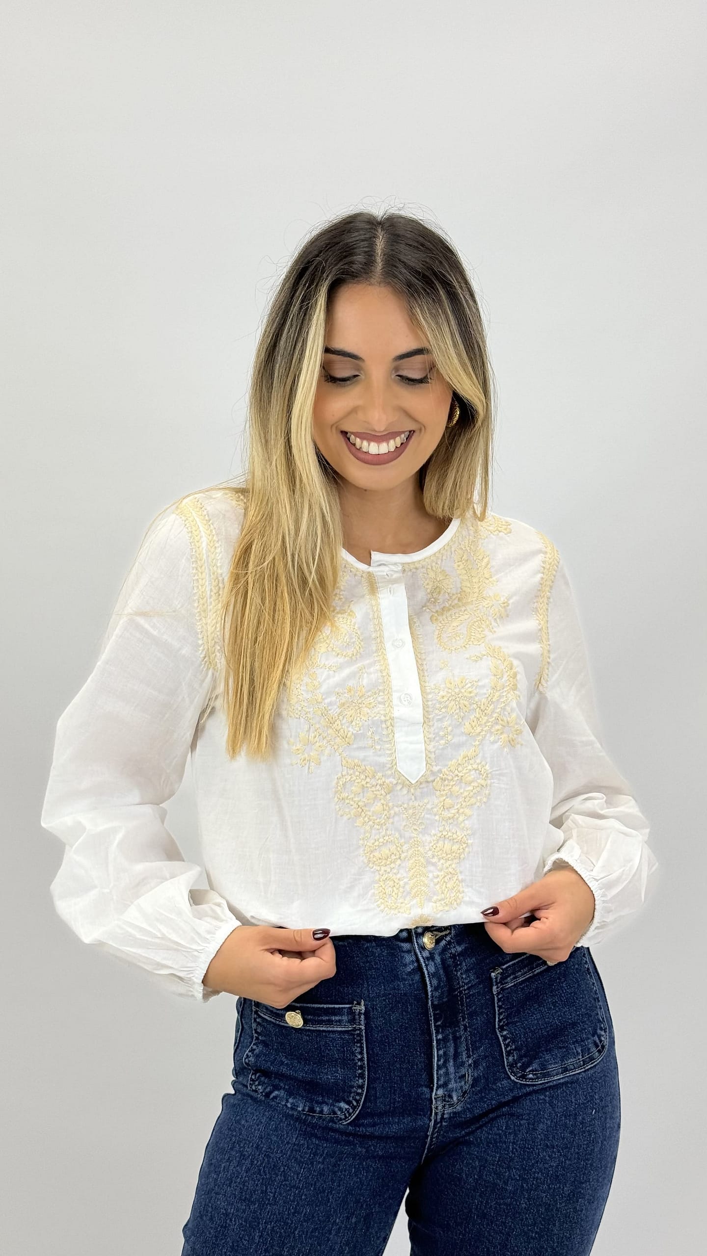 Blusa branca com bordado bege