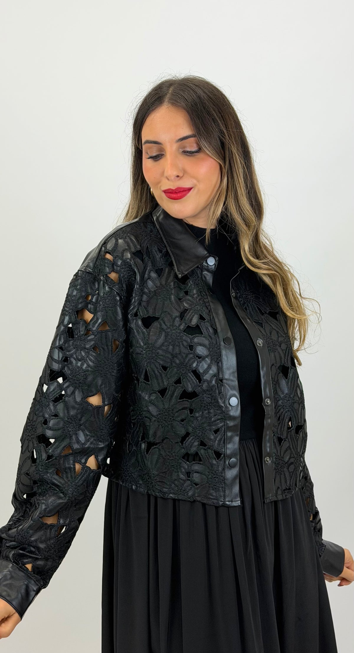 Blusa eco-pele bordada floral preto
