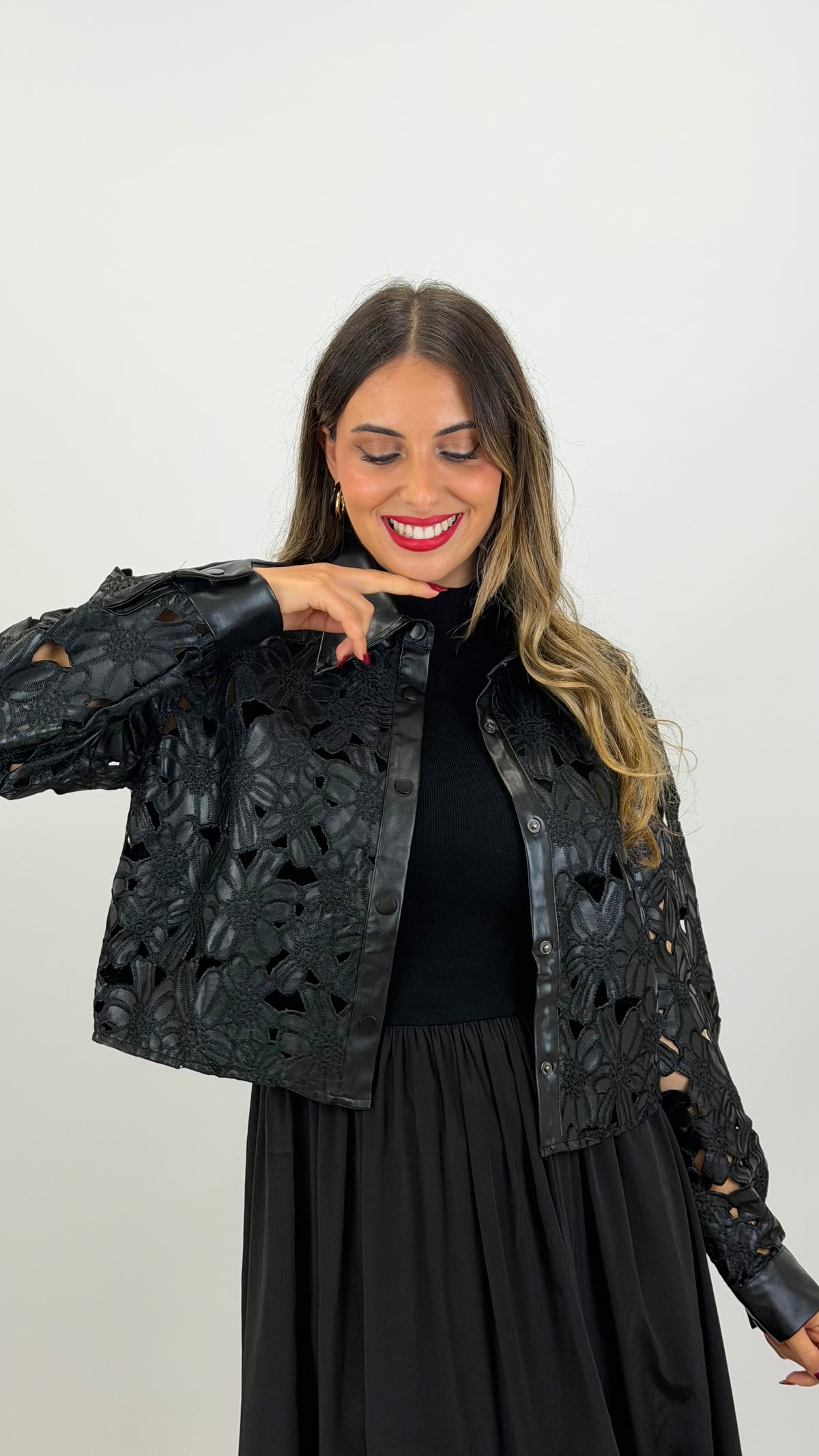 Blusa eco-pele bordada floral preto