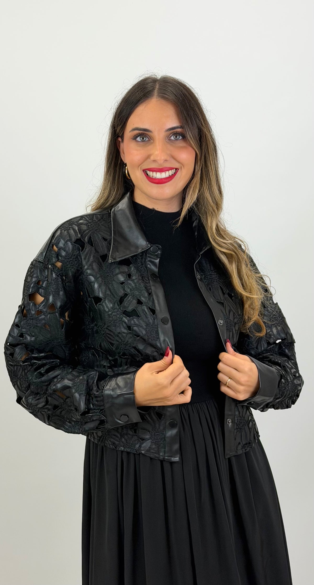 Blusa eco-pele bordada floral preto