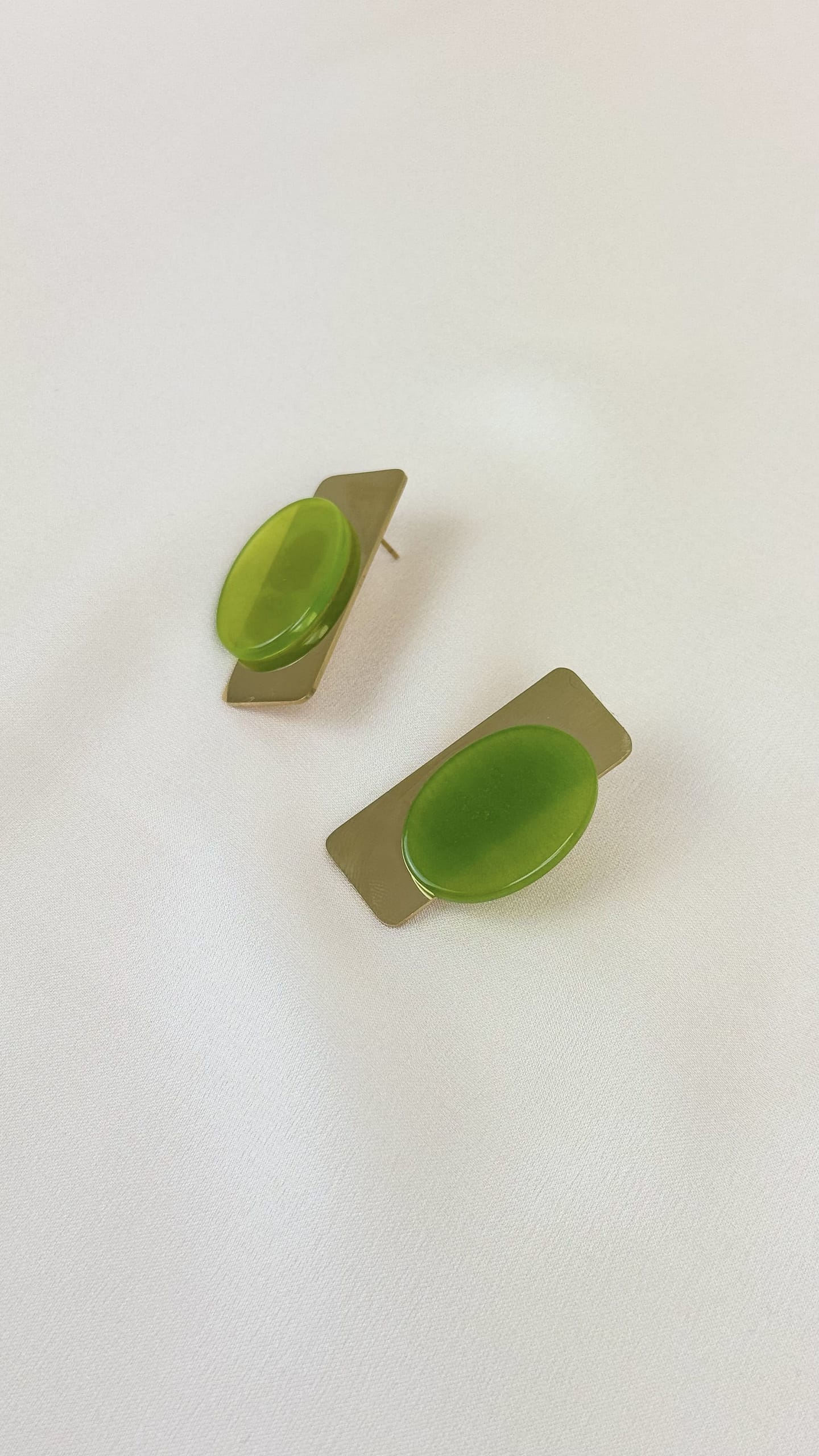 Brincos geométricos aço dourado e verde-lima