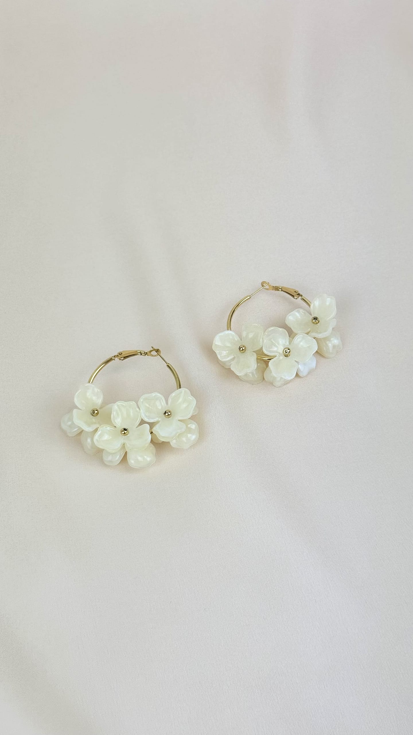 Brincos/argolas douradas com florzinhas brancas