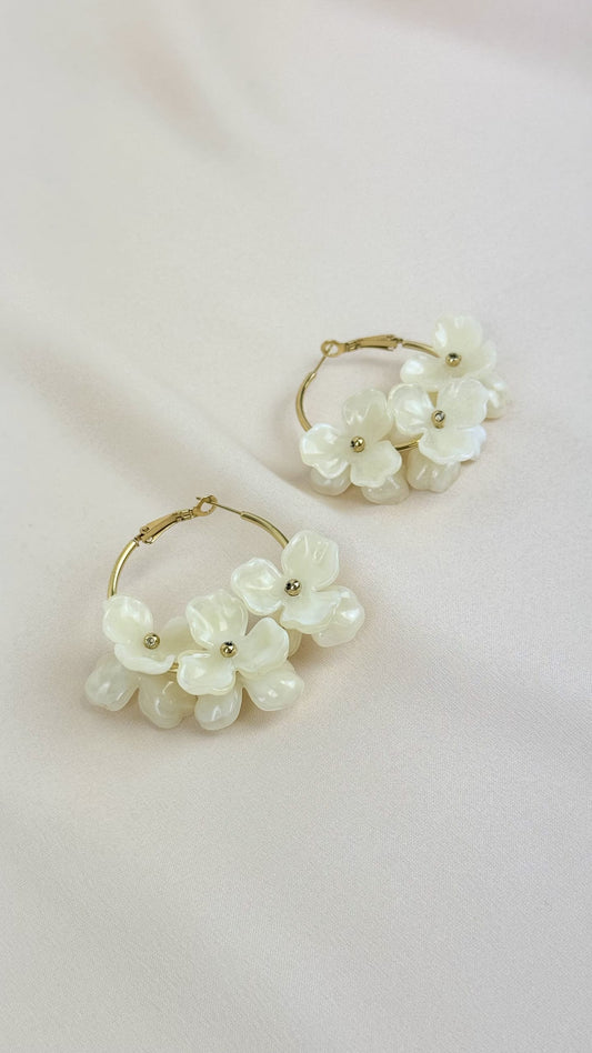 Brincos/argolas douradas com florzinhas brancas