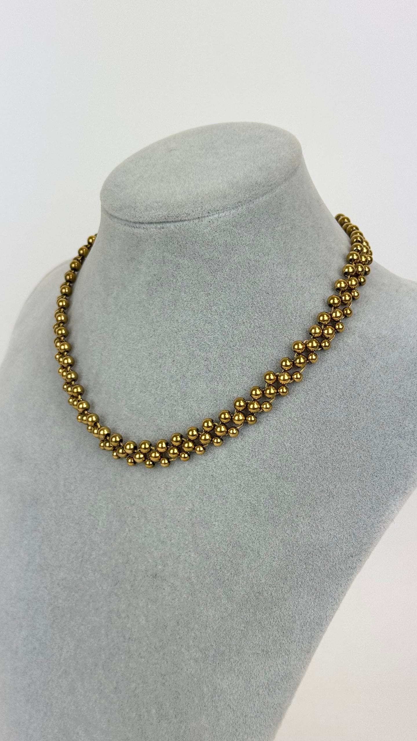 Colar de aço dourado bolinhas