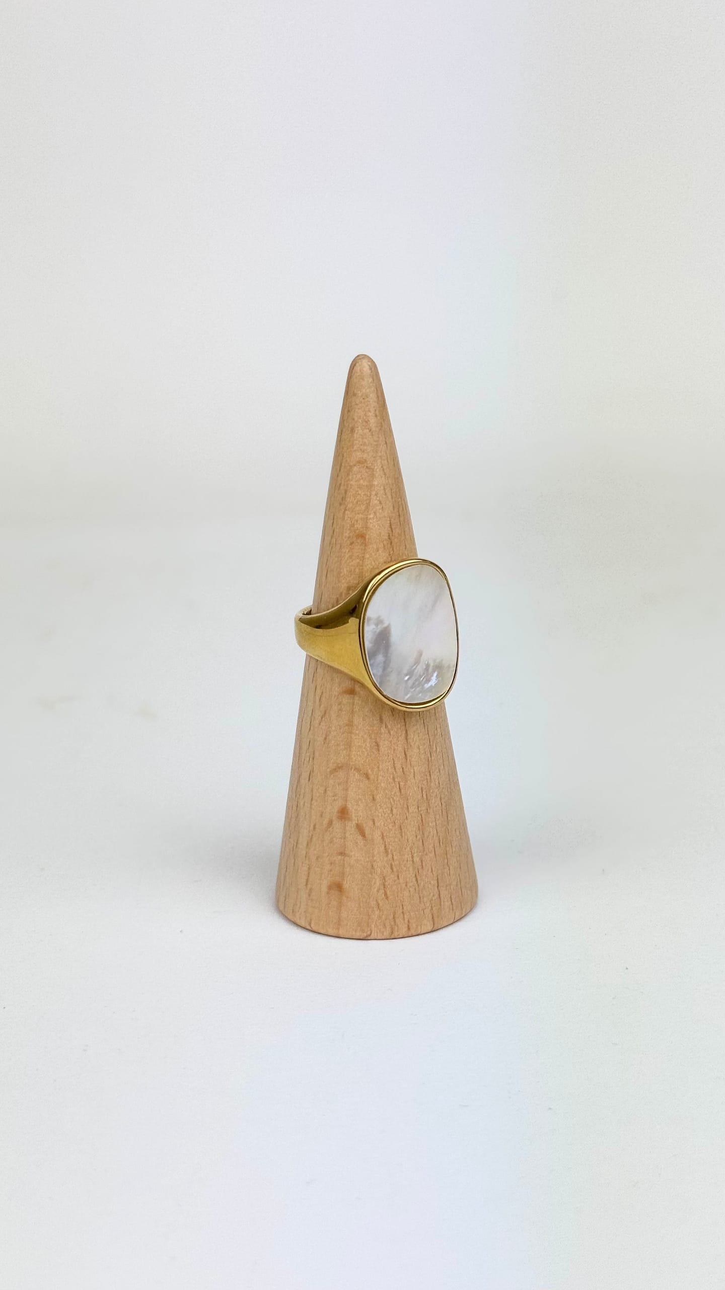 Anel aço dourado com madrepérola