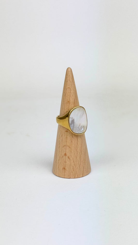 Anel aço dourado com madrepérola