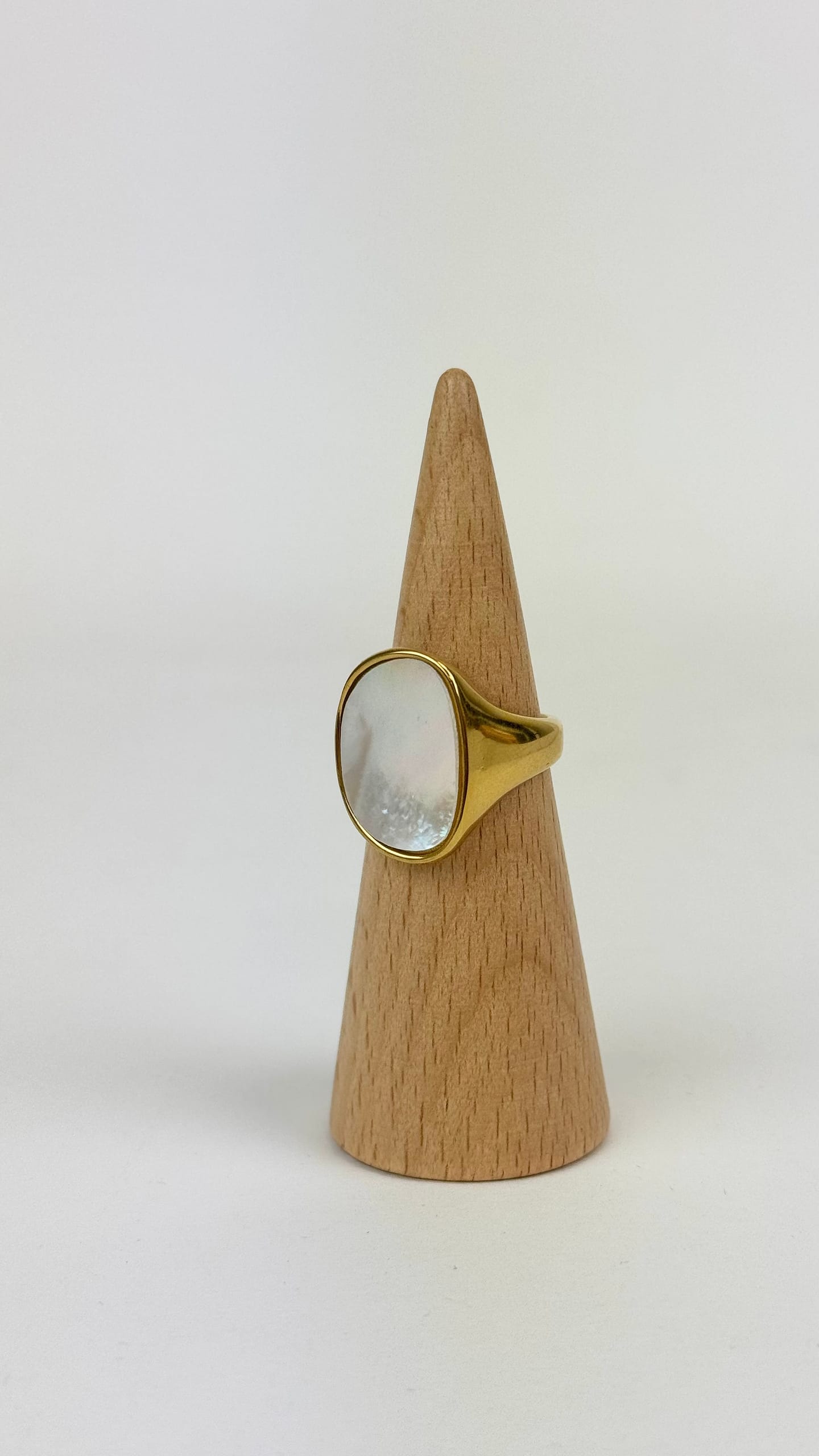 Anel aço dourado com madrepérola