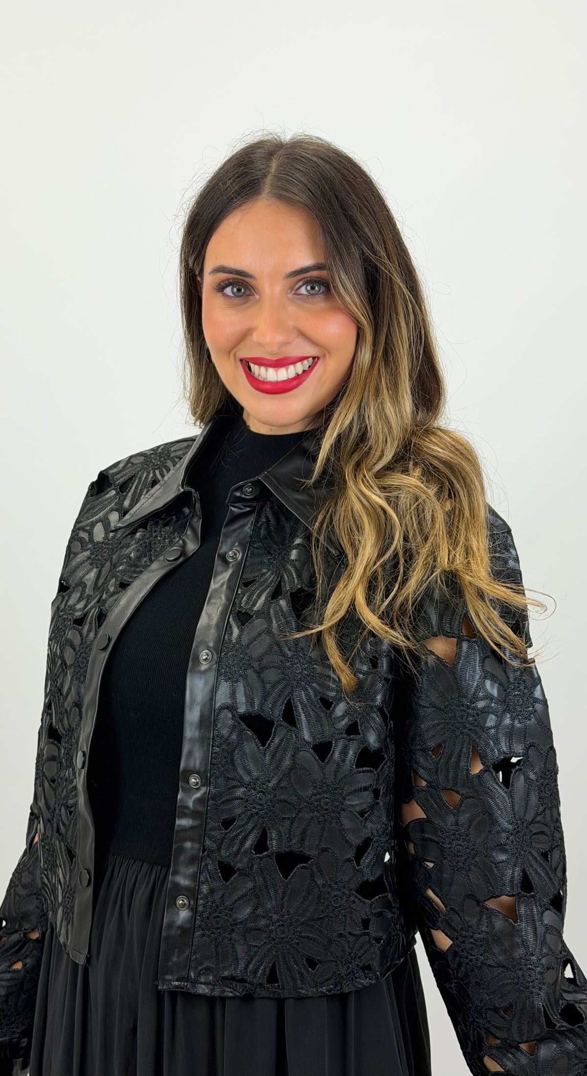 Blusa eco-pele bordada floral preto