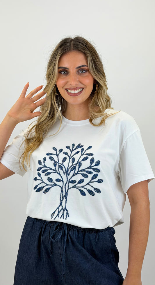 T-shirt branca com árvore azul-marinho