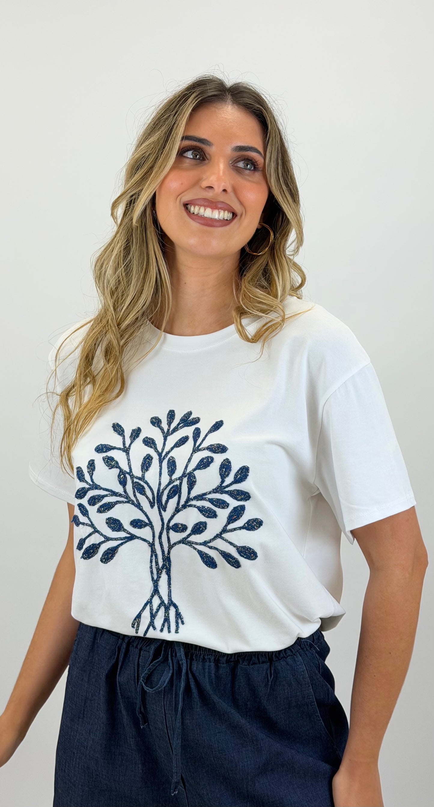 T-shirt branca com árvore azul-marinho