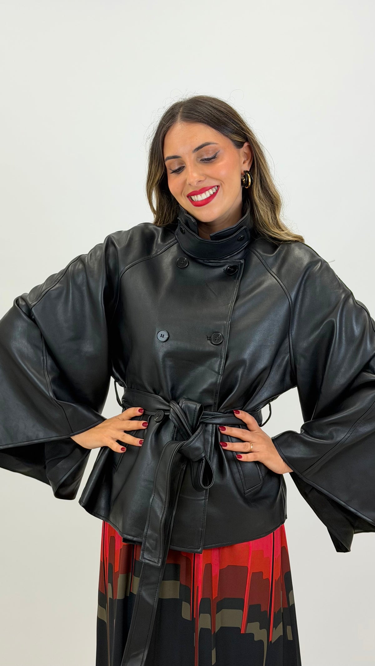 Casaco estilo capa com cinto eco-pele preto