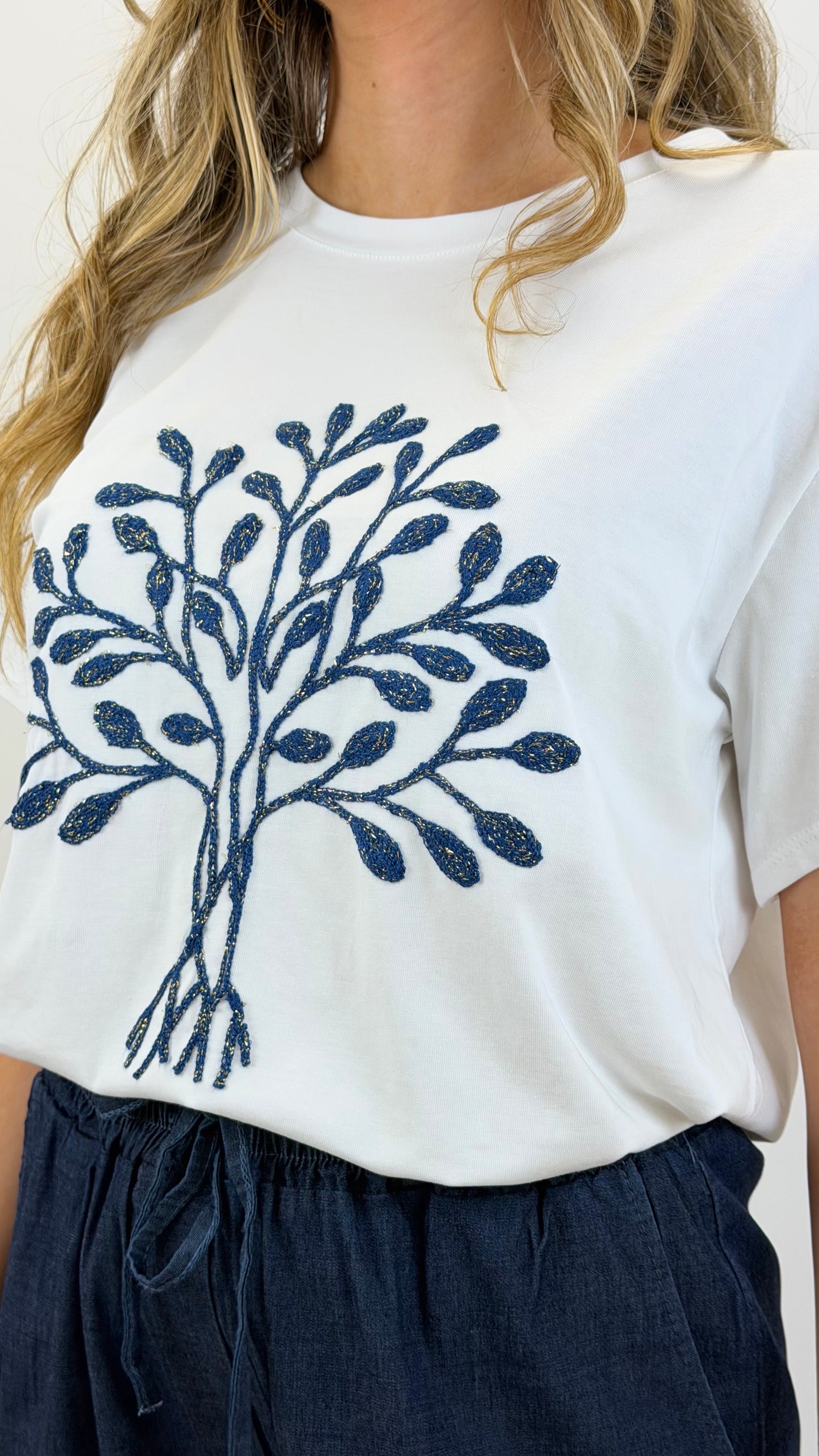 T-shirt branca com árvore azul-marinho