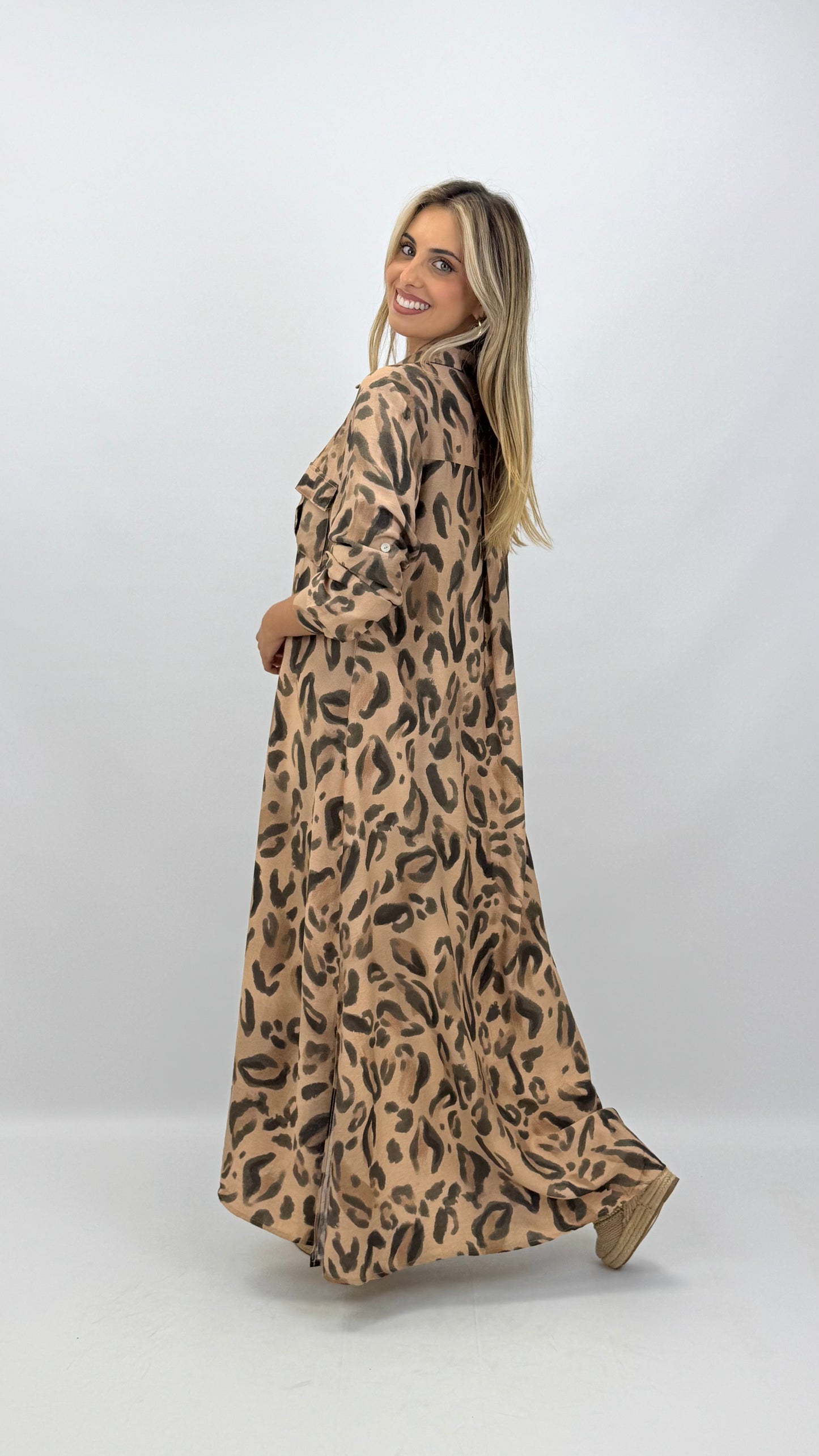 Vestido camiseiro animal-print fundo camel