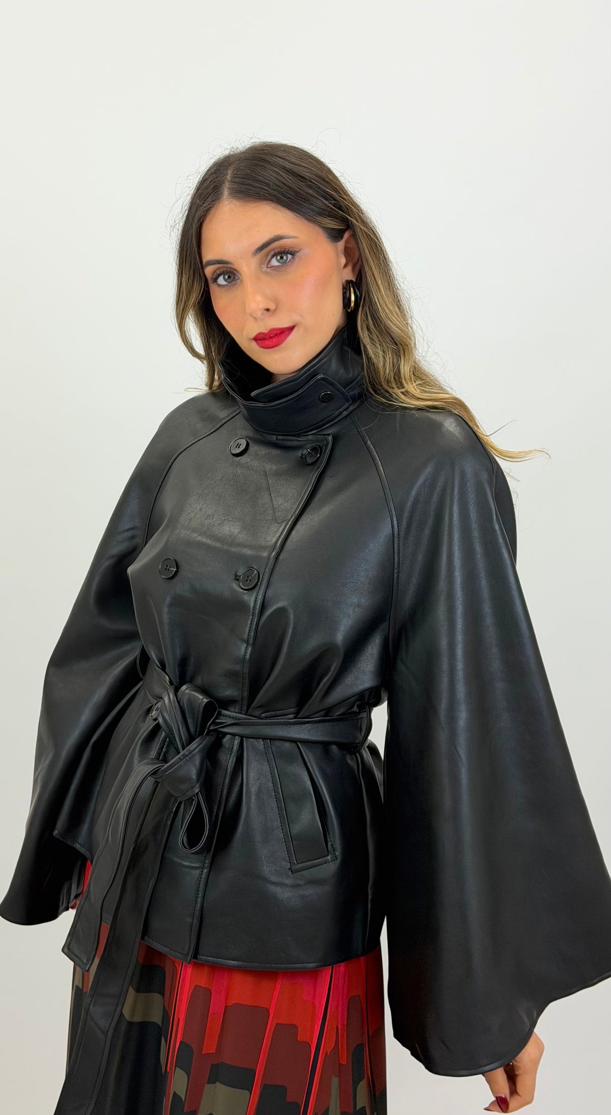 Casaco estilo capa com cinto eco-pele preto