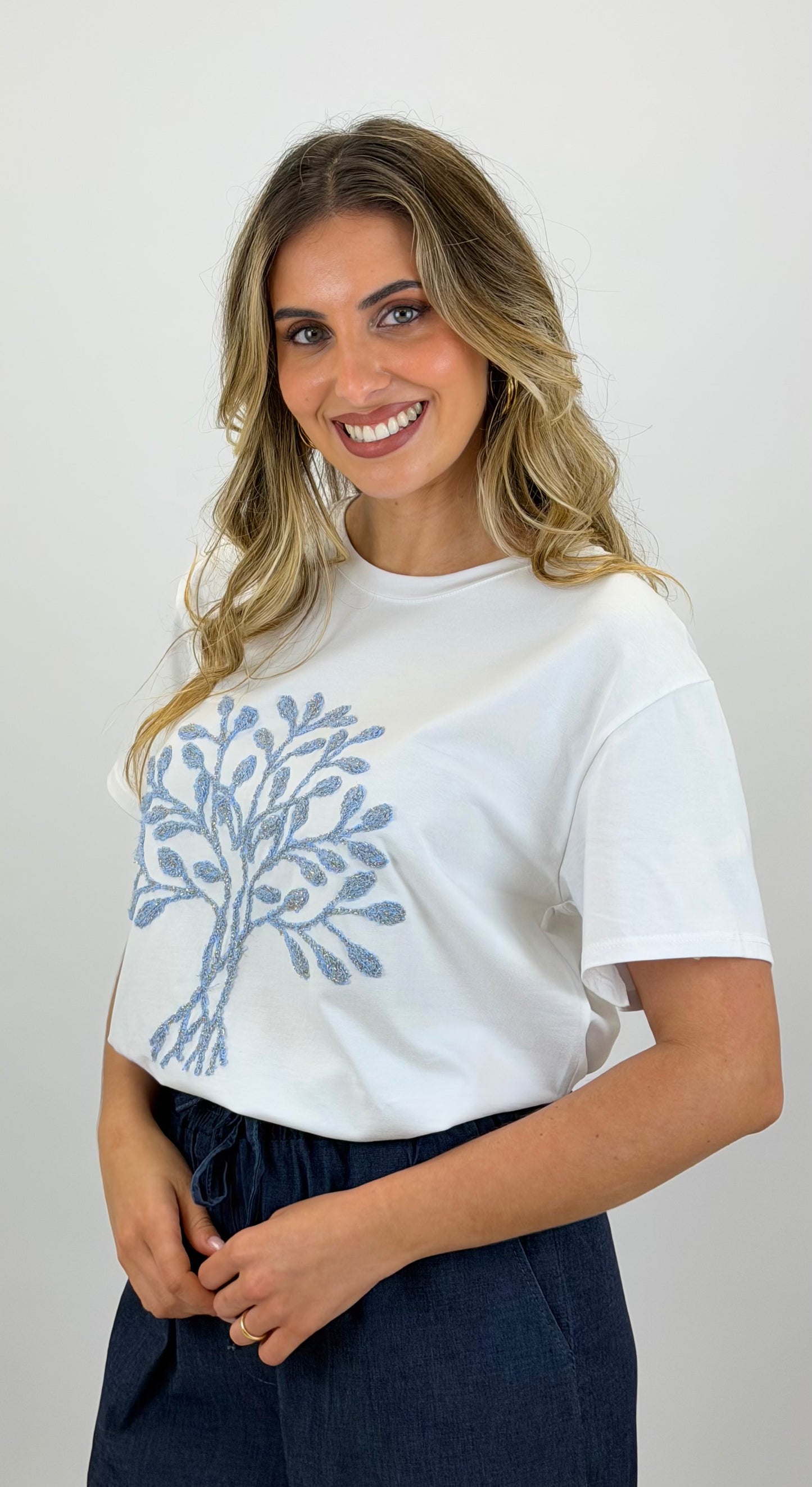 T-shirt branca com árvore azul-bebé