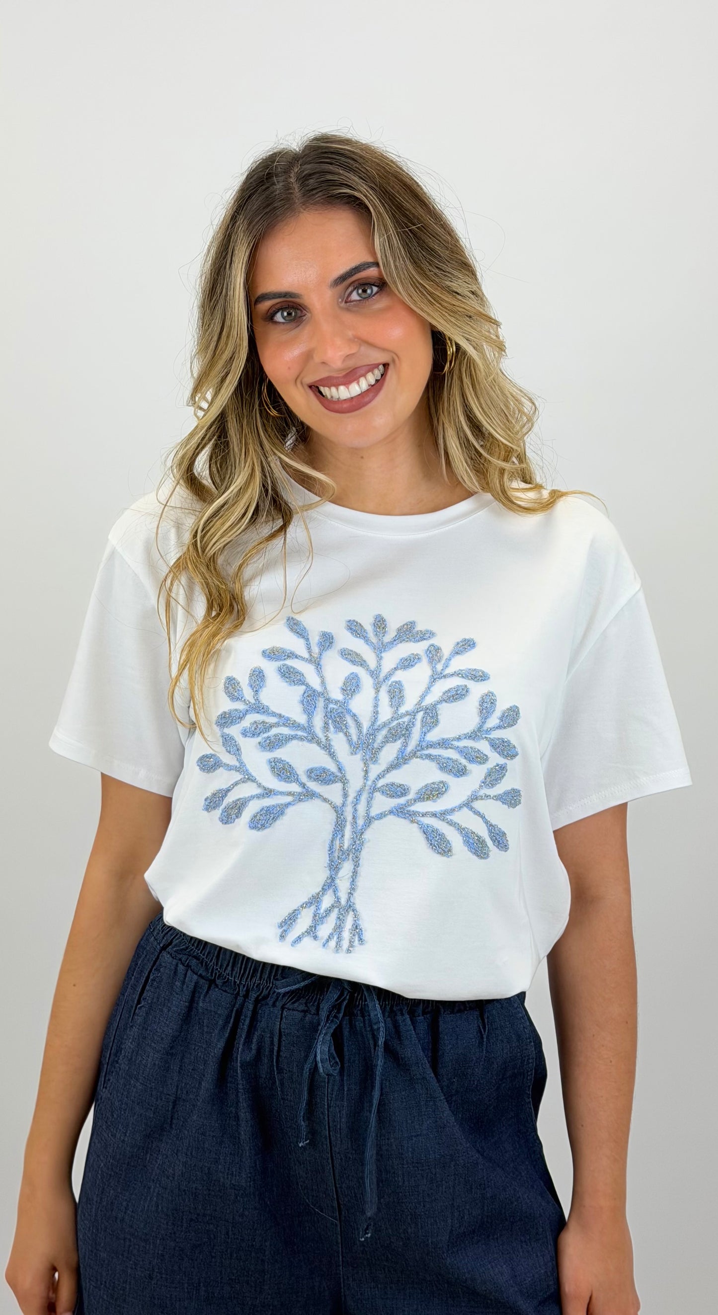 T-shirt branca com árvore azul-bebé